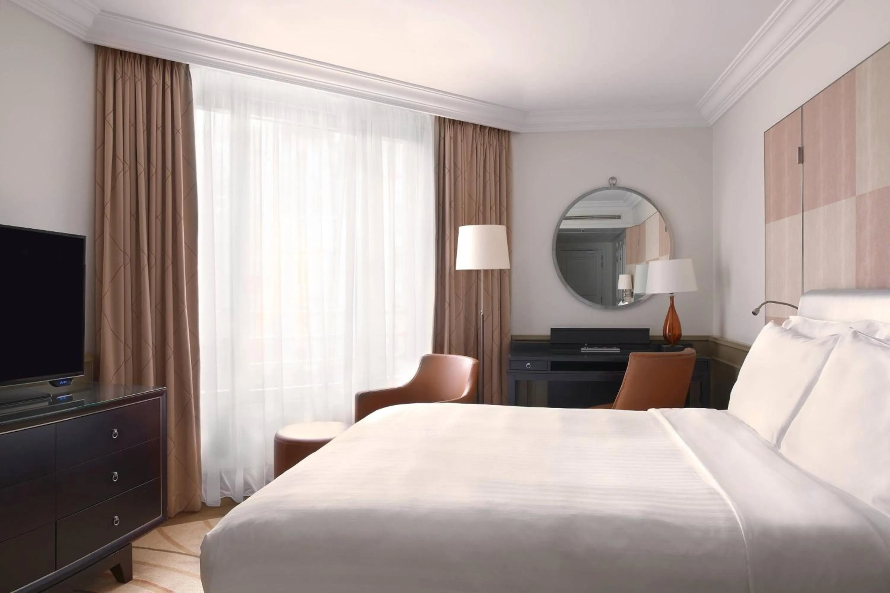 Deluxe Queen Room in Paris Marriott Champs Elysees Hotel