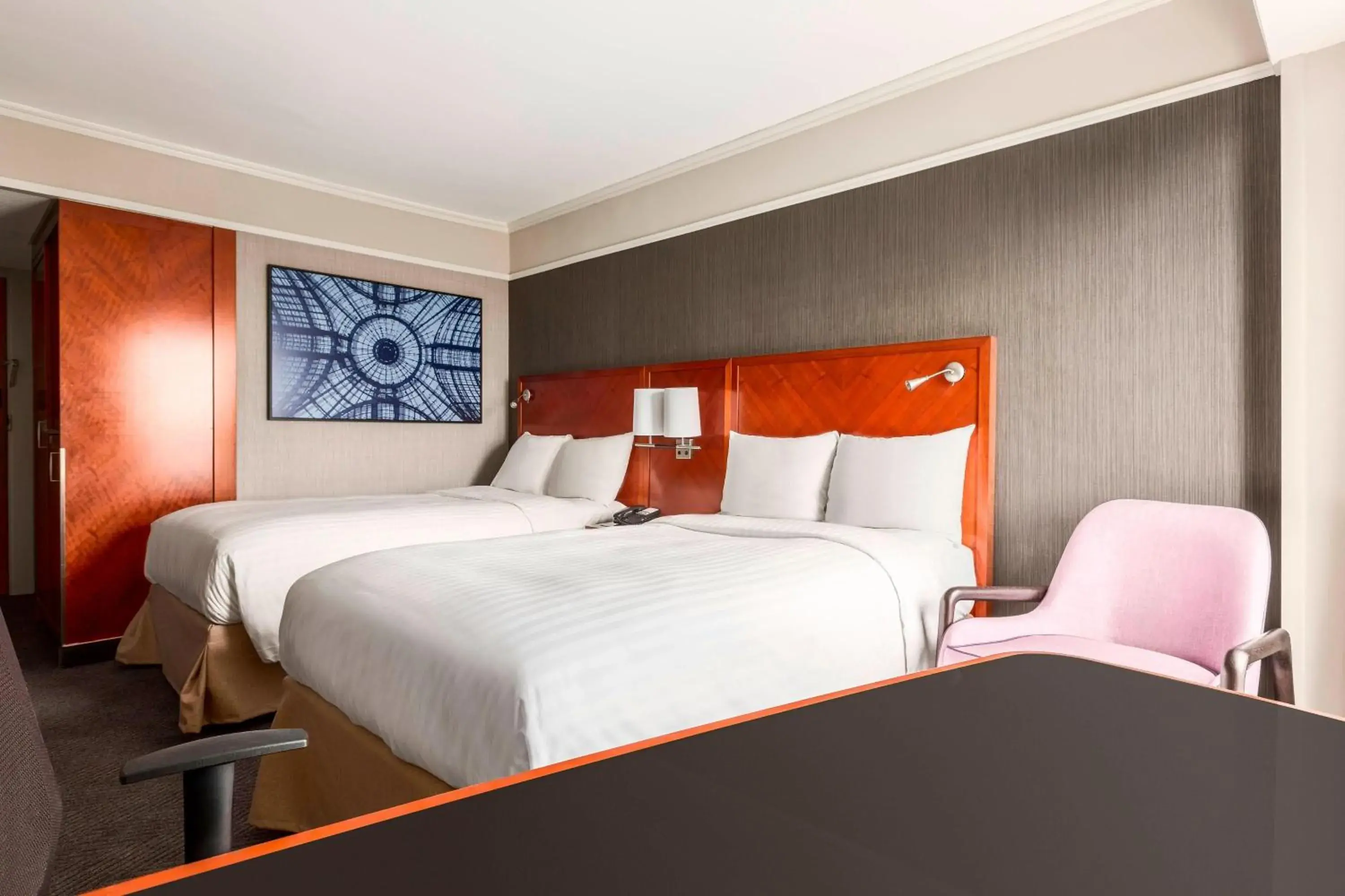 Photo of the whole room, Bed in Paris Marriott Rive Gauche Hotel & Conference Center