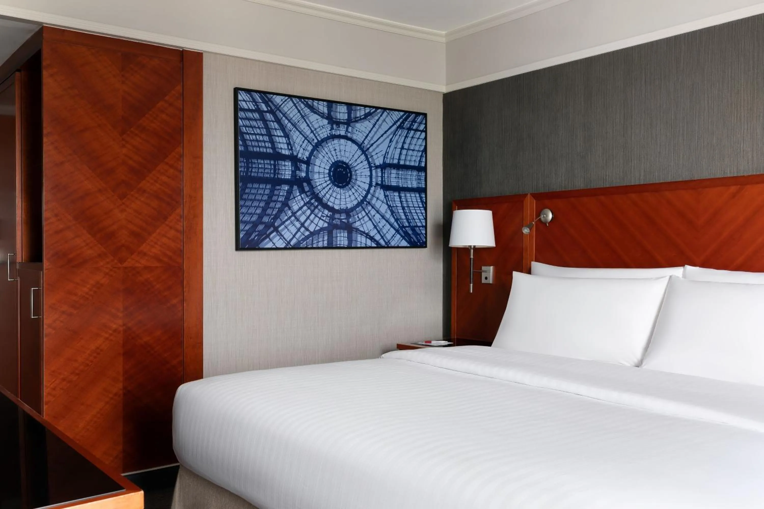Photo of the whole room, Bed in Paris Marriott Rive Gauche Hotel & Conference Center