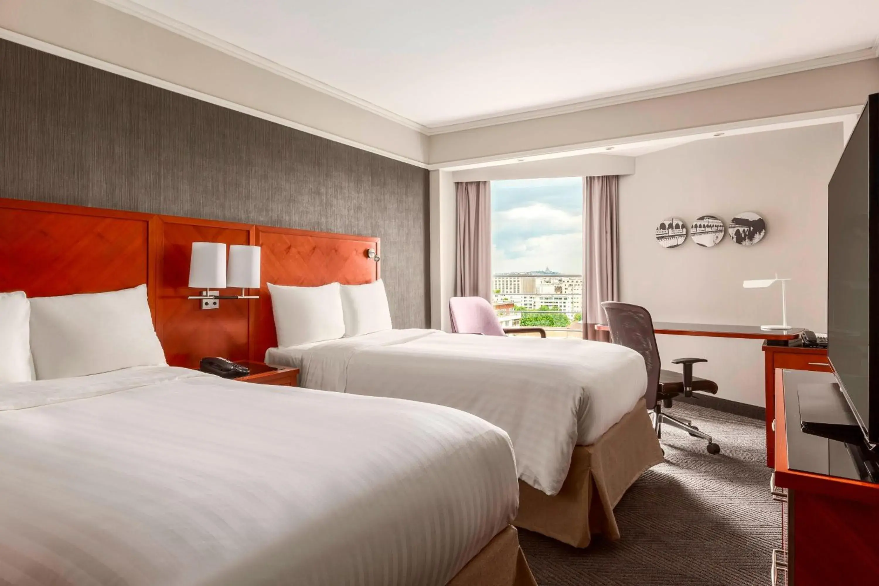 Photo of the whole room, Bed in Paris Marriott Rive Gauche Hotel & Conference Center