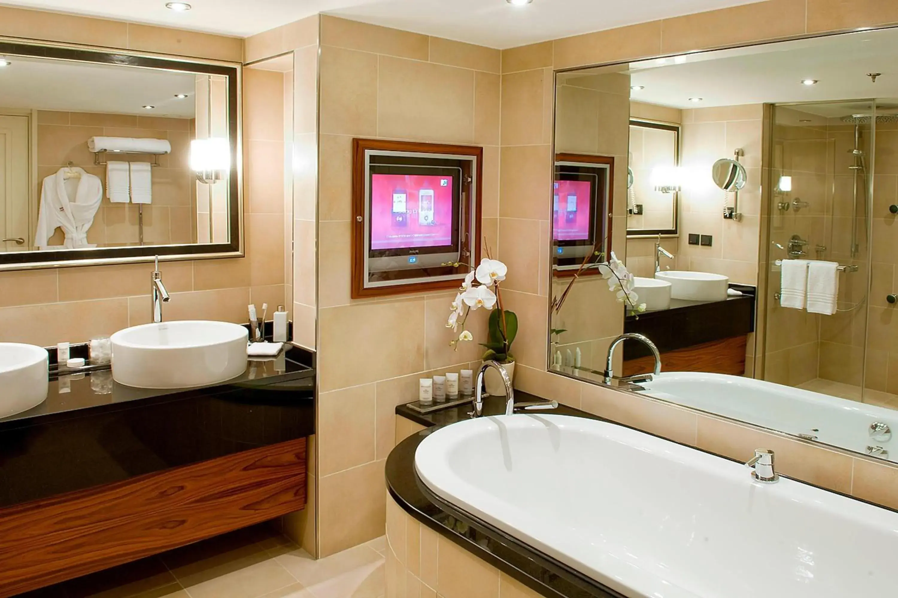 Bathroom in Paris Marriott Rive Gauche Hotel & Conference Center