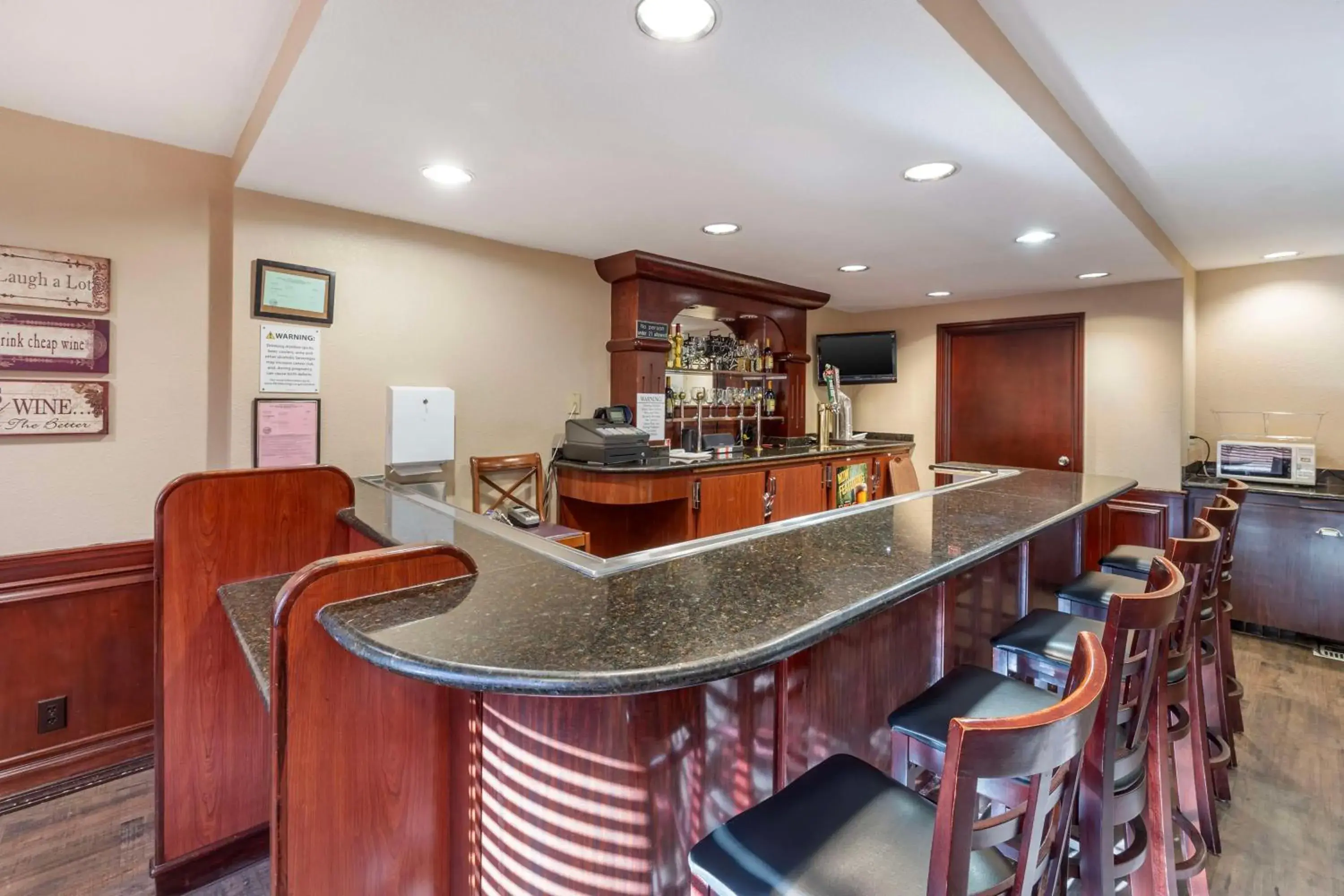 Lounge or bar in Best Western Plus Orchid Hotel & Suites Lounge or bar in Best Western Plus Orchid Hotel & Suites