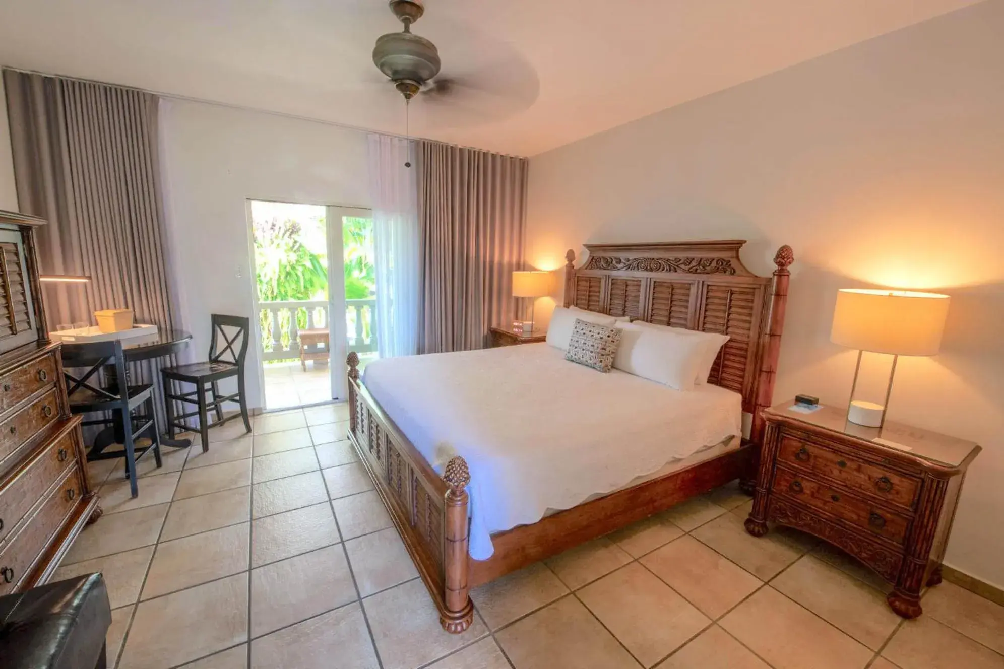 Poolside King in Lazy Parrot Inn Poolside King in Lazy Parrot Inn