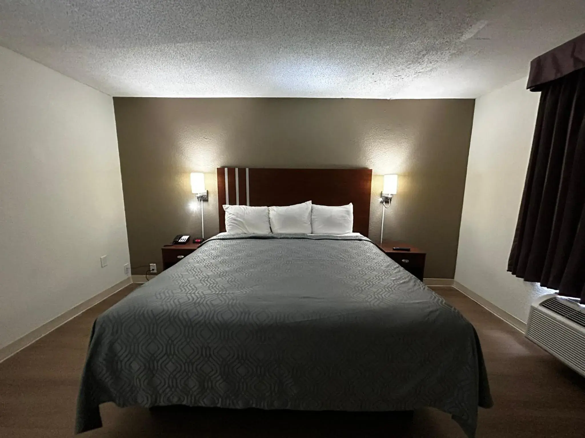 Bed in Econo Lodge Inn & Suites