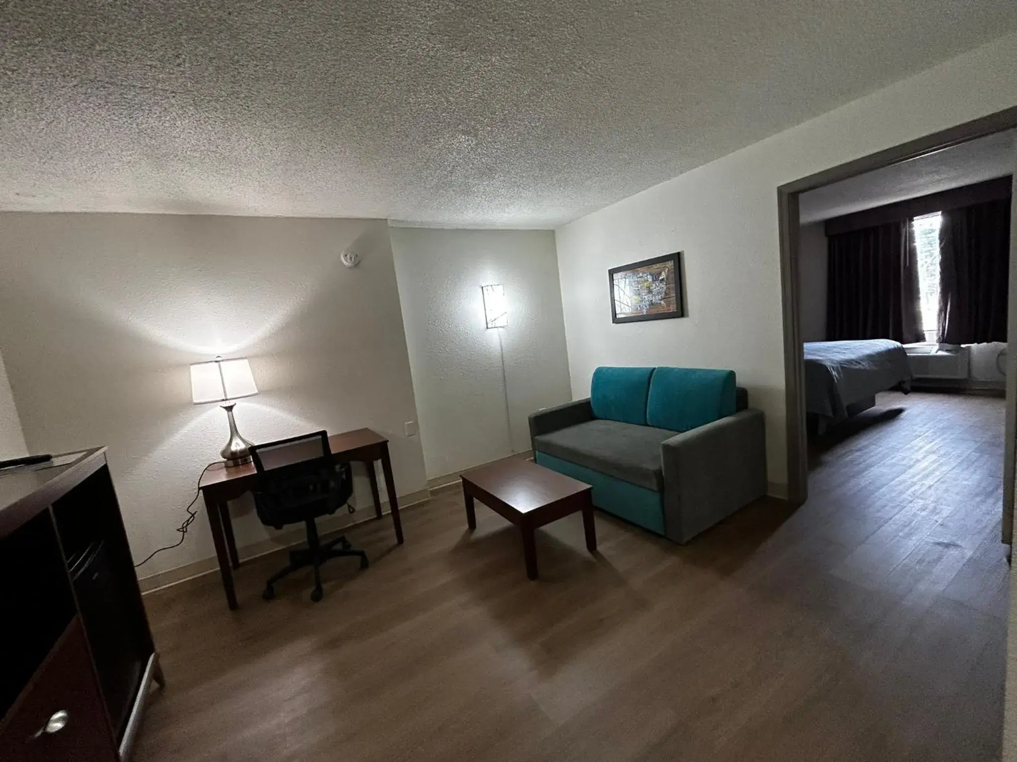 Bed, Seating Area in Econo Lodge Inn & Suites