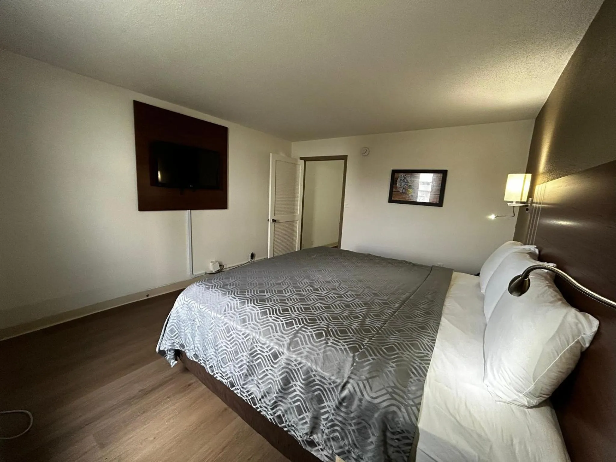 Communal lounge/ TV room, Bed in Econo Lodge Inn & Suites Chambersburg Central