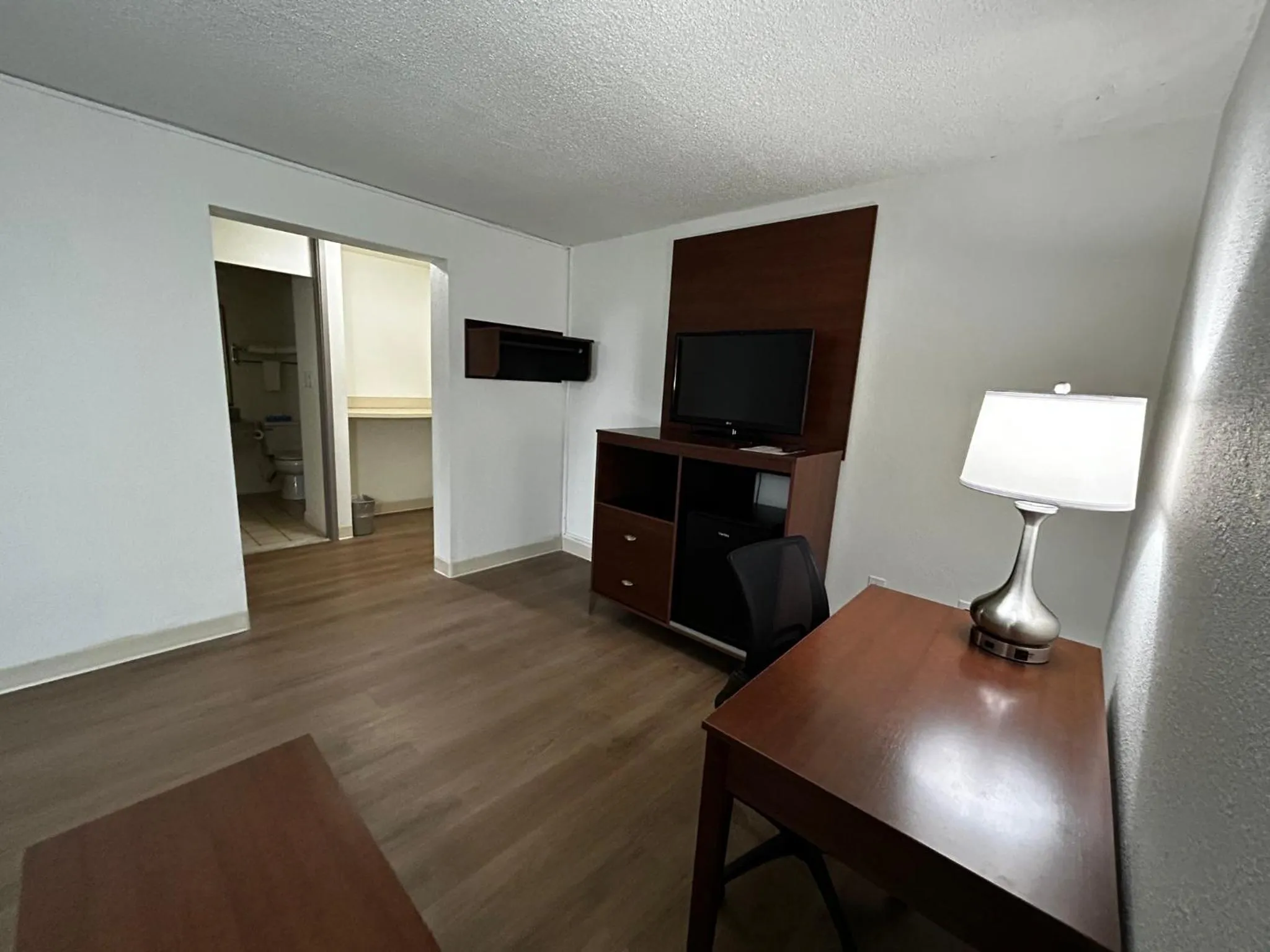 Communal lounge/ TV room in Econo Lodge Inn & Suites Chambersburg Central