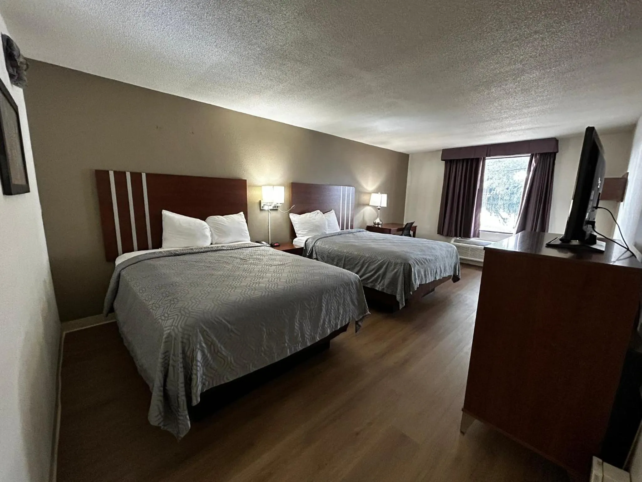 Bed in Econo Lodge Inn & Suites Chambersburg Central