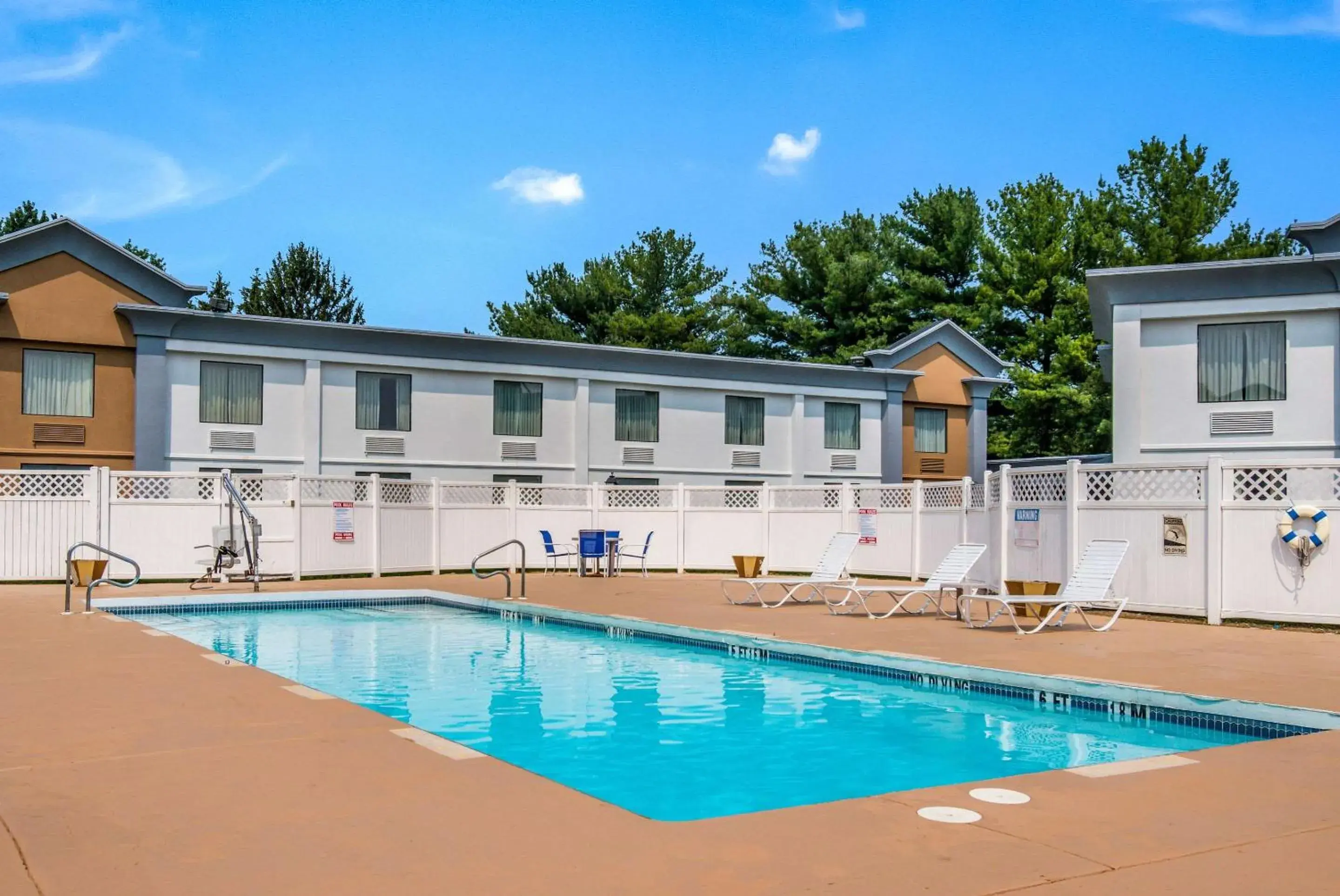 Activities, Swimming Pool in Econo Lodge Inn & Suites