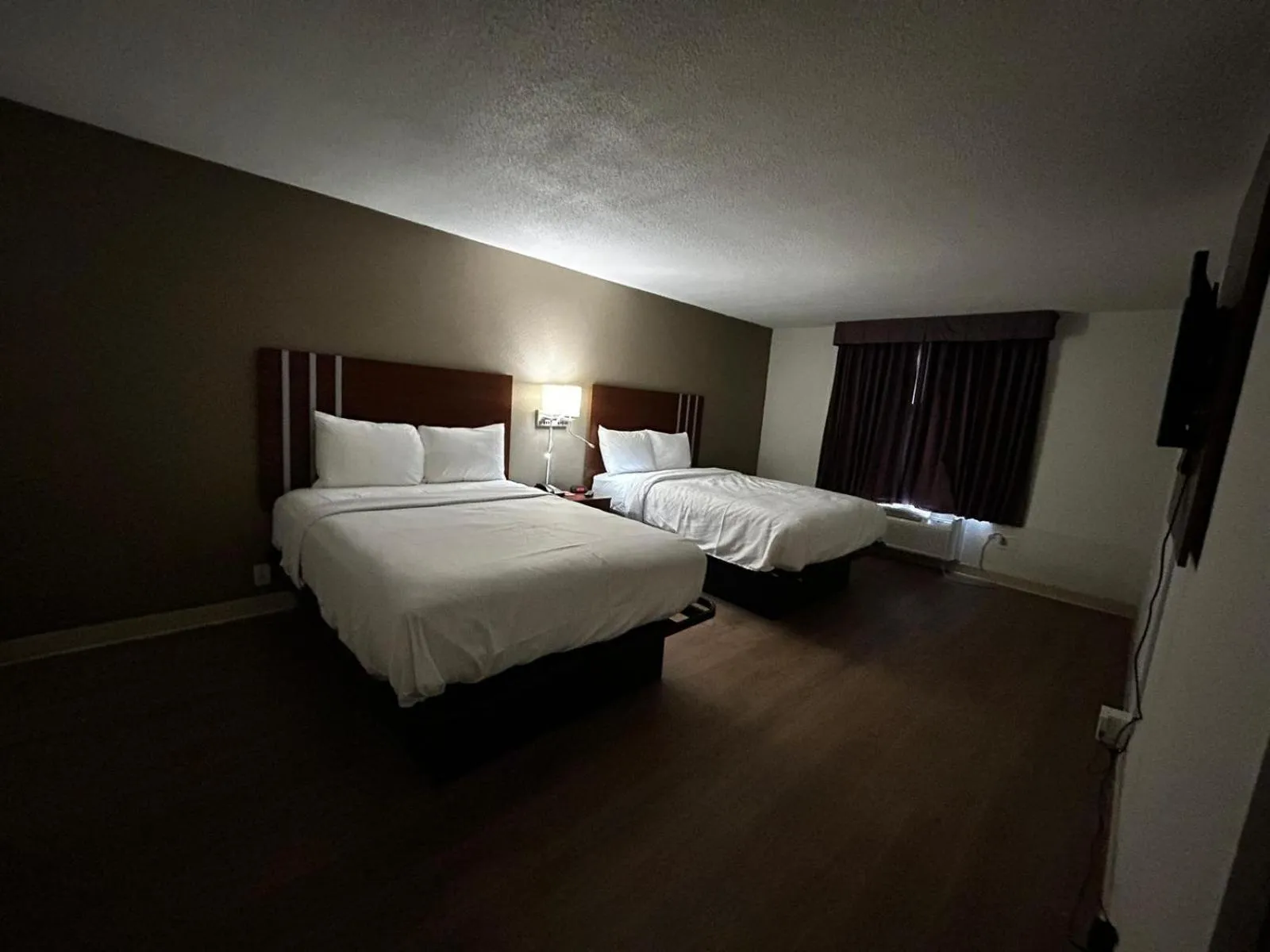 Bed in Econo Lodge Inn & Suites Chambersburg Central