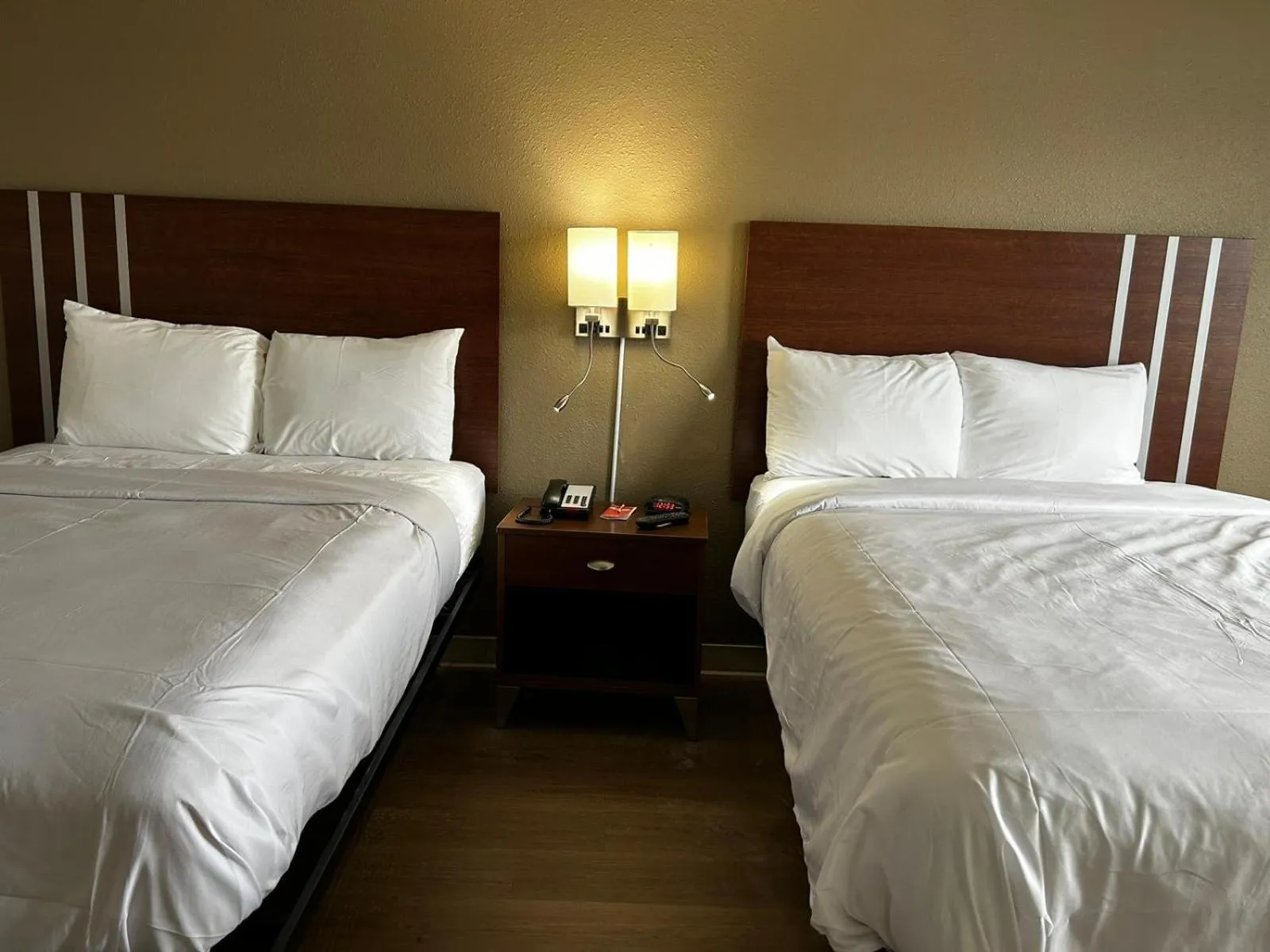 Bed in Econo Lodge Inn & Suites Chambersburg Central