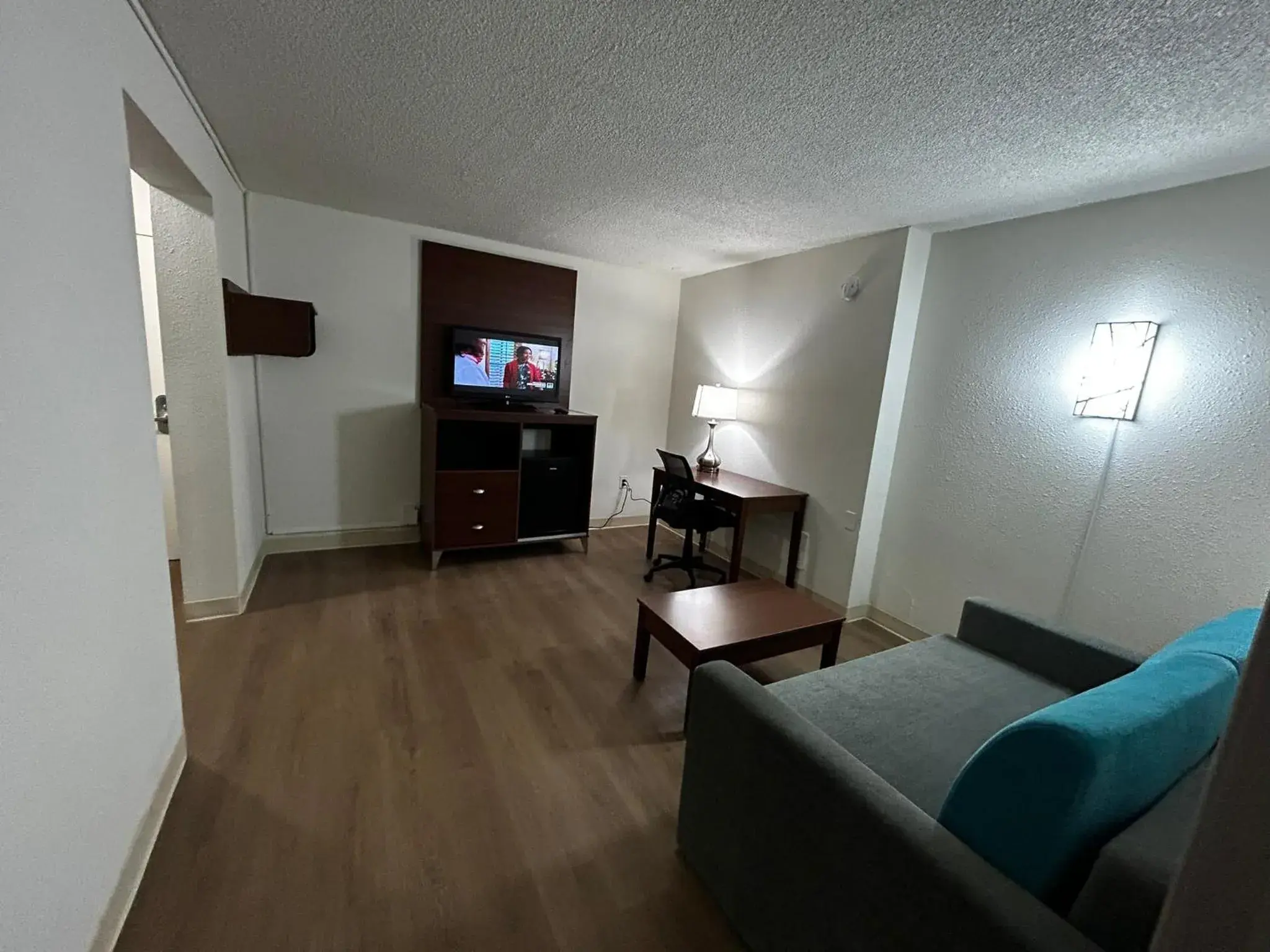 Communal lounge/ TV room, TV/Entertainment Center in Econo Lodge Inn & Suites