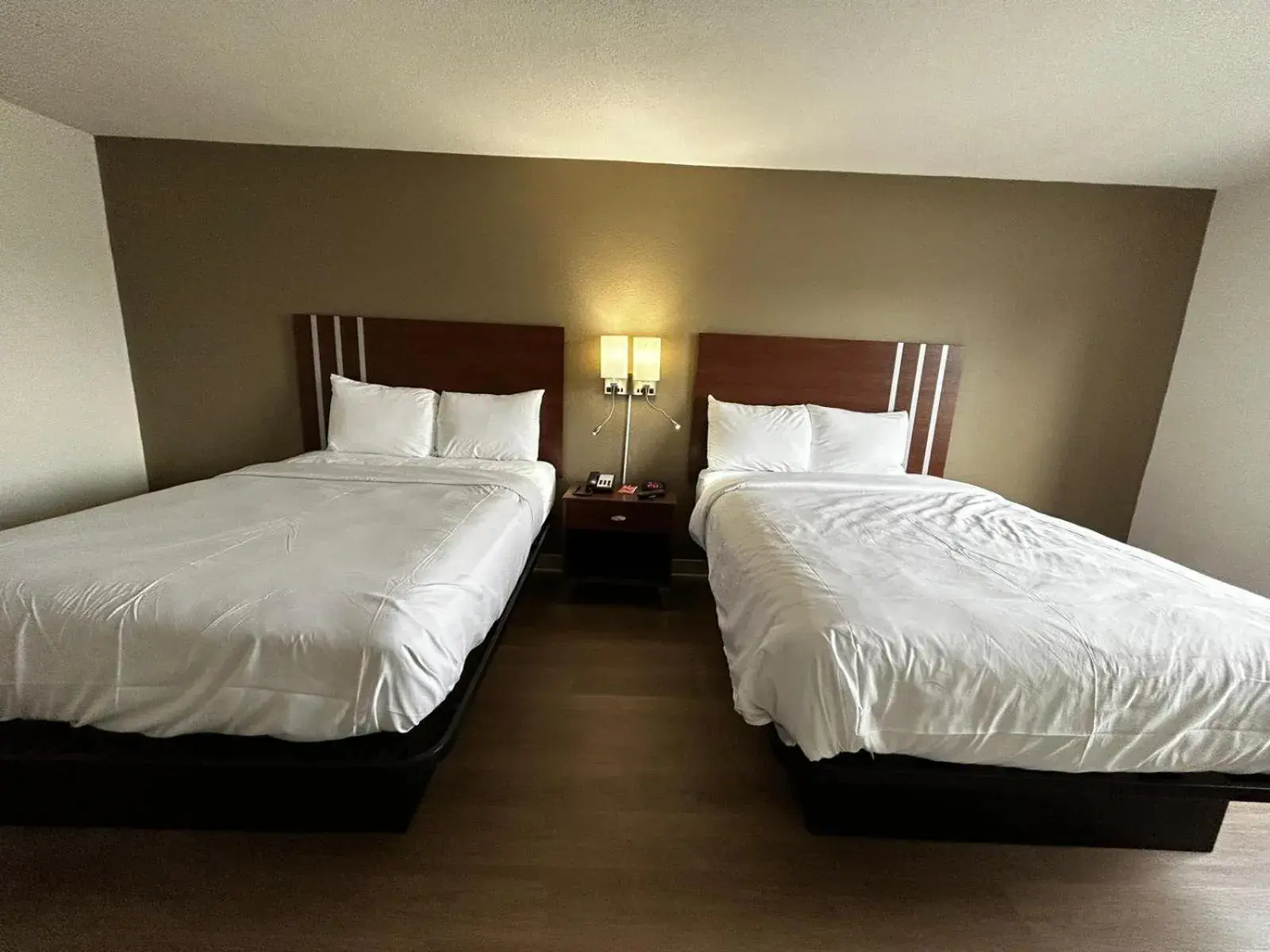 Bed in Econo Lodge Inn & Suites