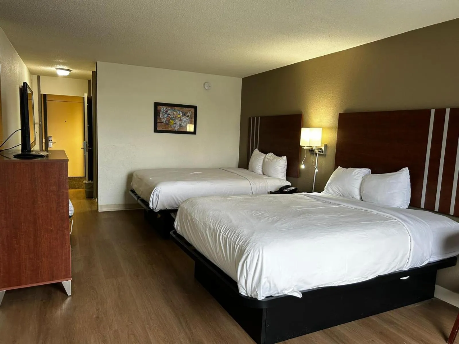 Bed in Econo Lodge Inn & Suites Chambersburg Central