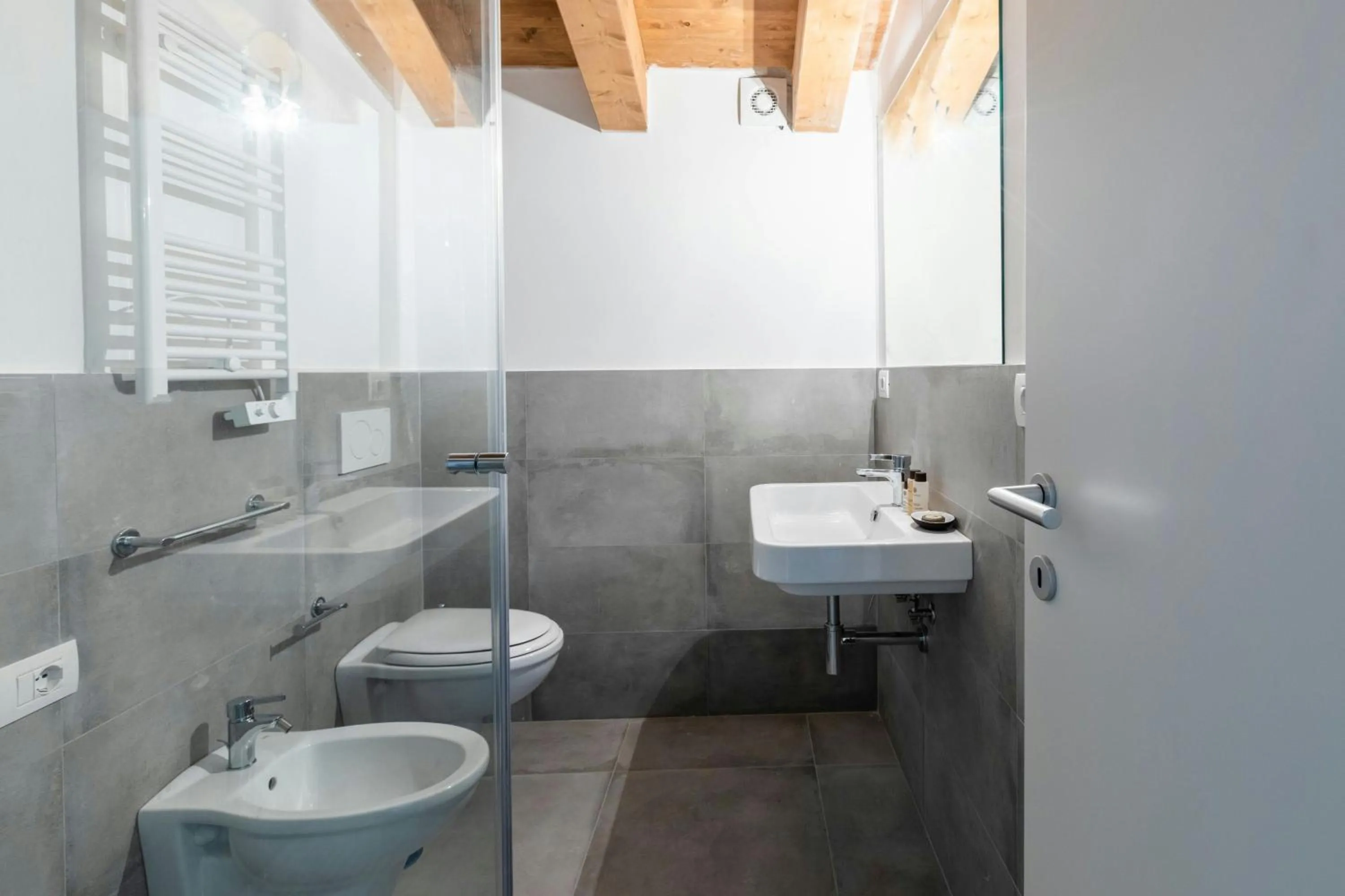 Bathroom in Sonder by Marriott Bonvoy San Lorenzo Apartments