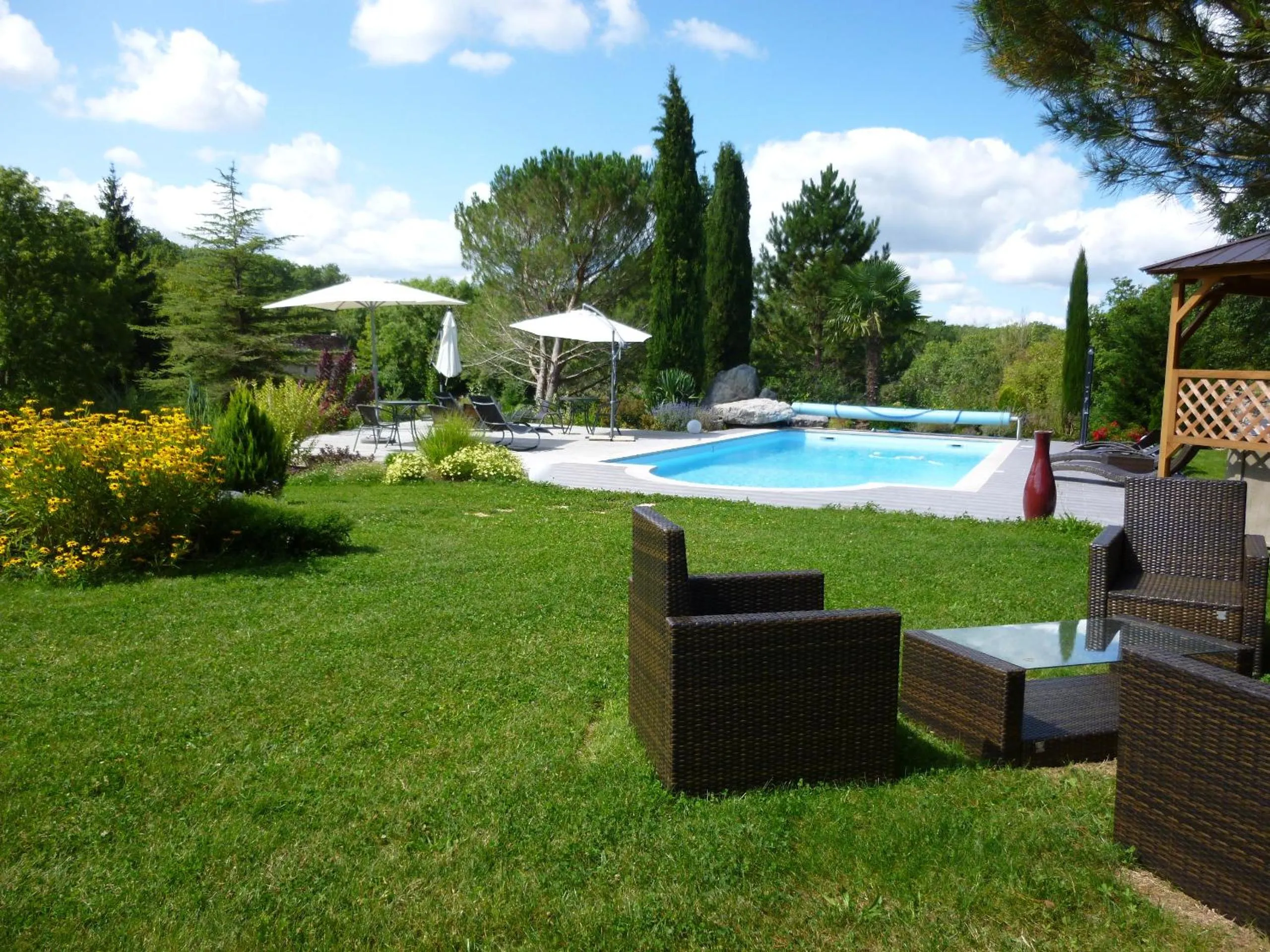 Pool view in Au Mas de Gamet