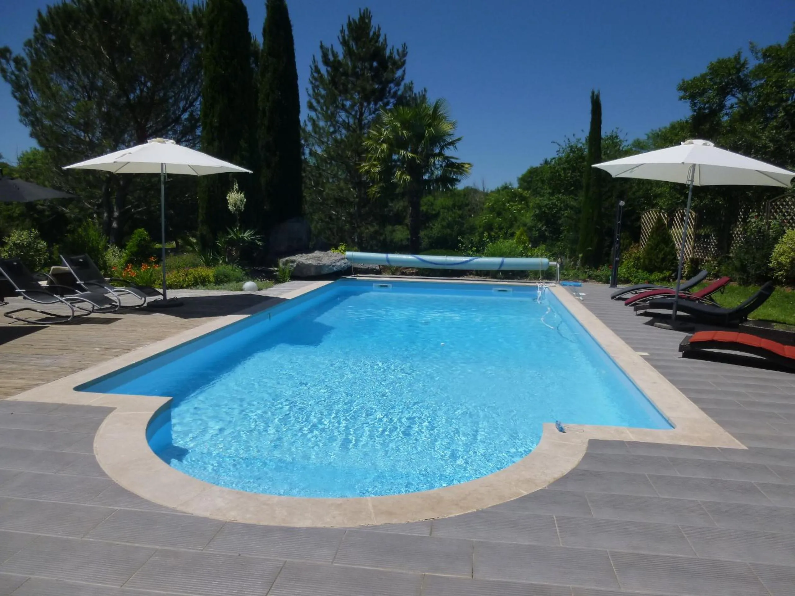 Pool view in Au Mas de Gamet