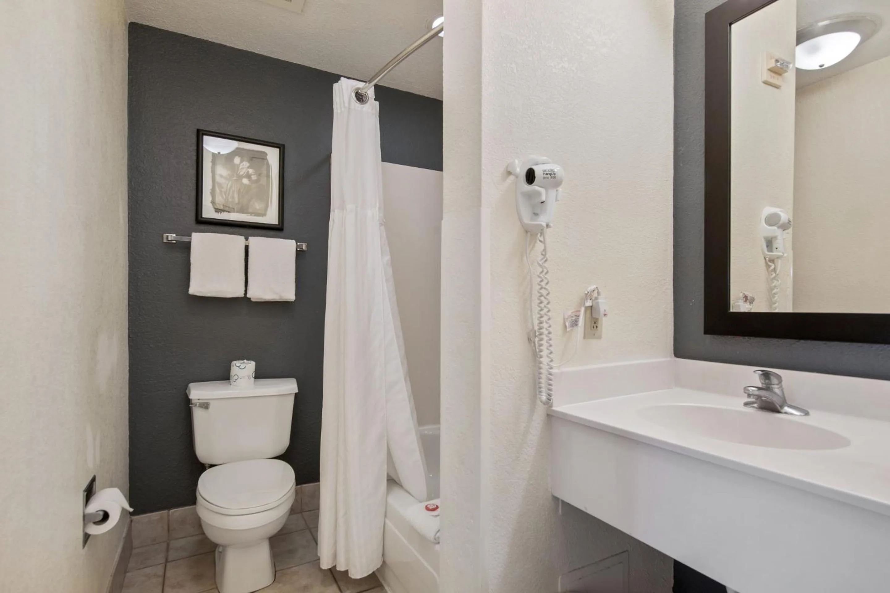 Bathroom in Suburban Studios Orlando - Ocoee-Winter Garden