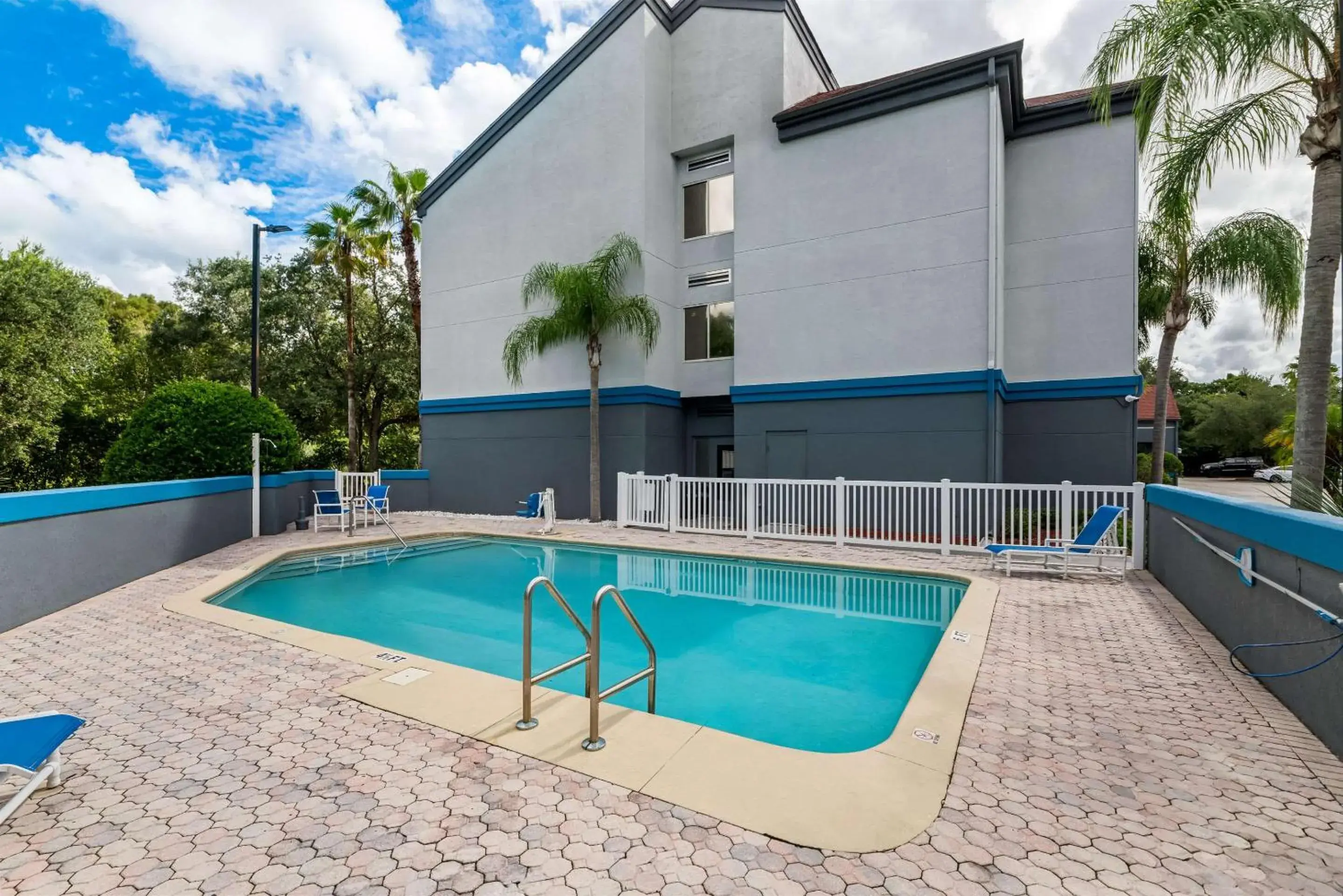 Swimming pool in OYO Townhouse Orlando West Swimming pool in OYO Townhouse Orlando West