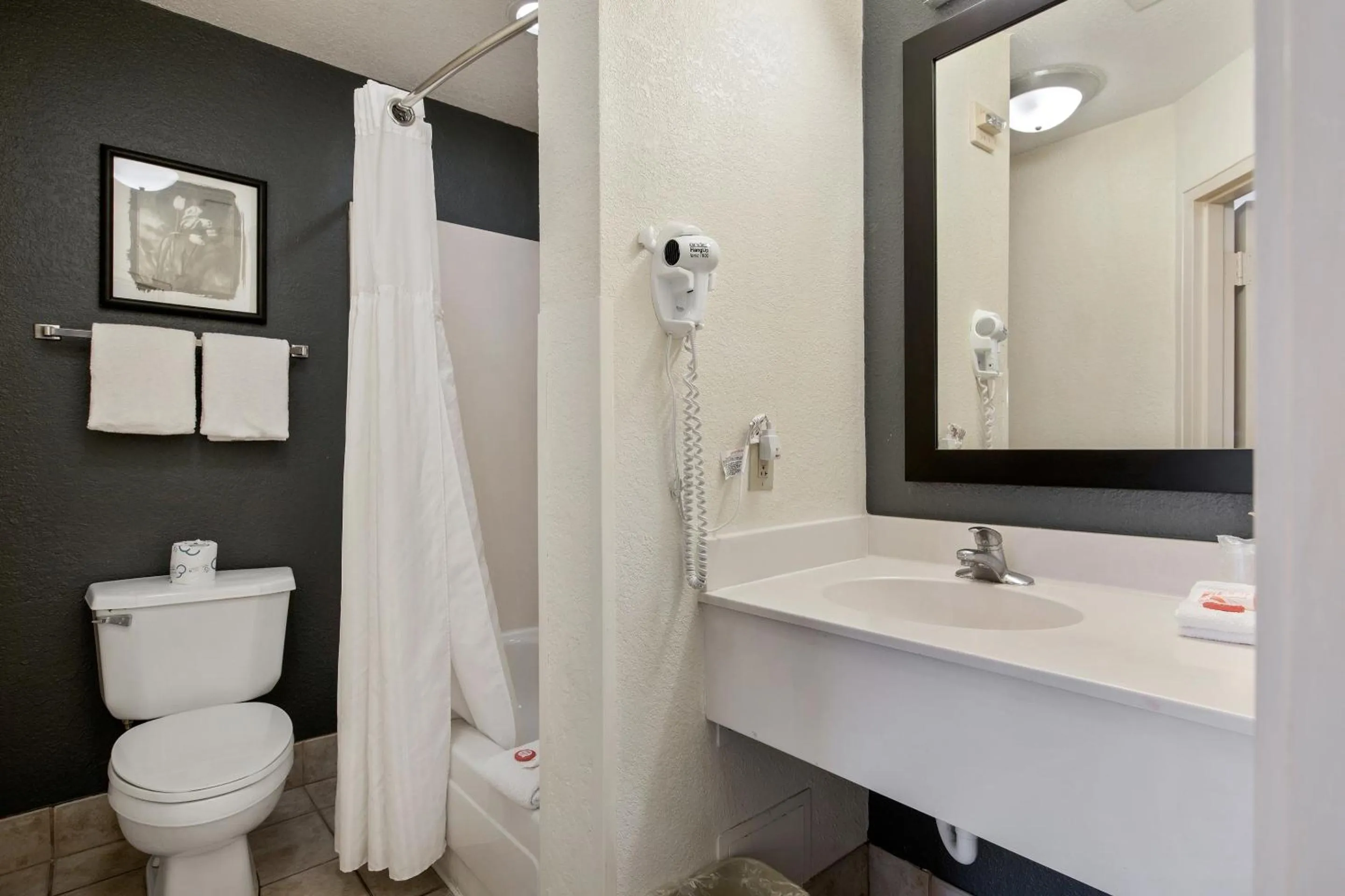 Bathroom in Suburban Studios Orlando - Ocoee-Winter Garden
