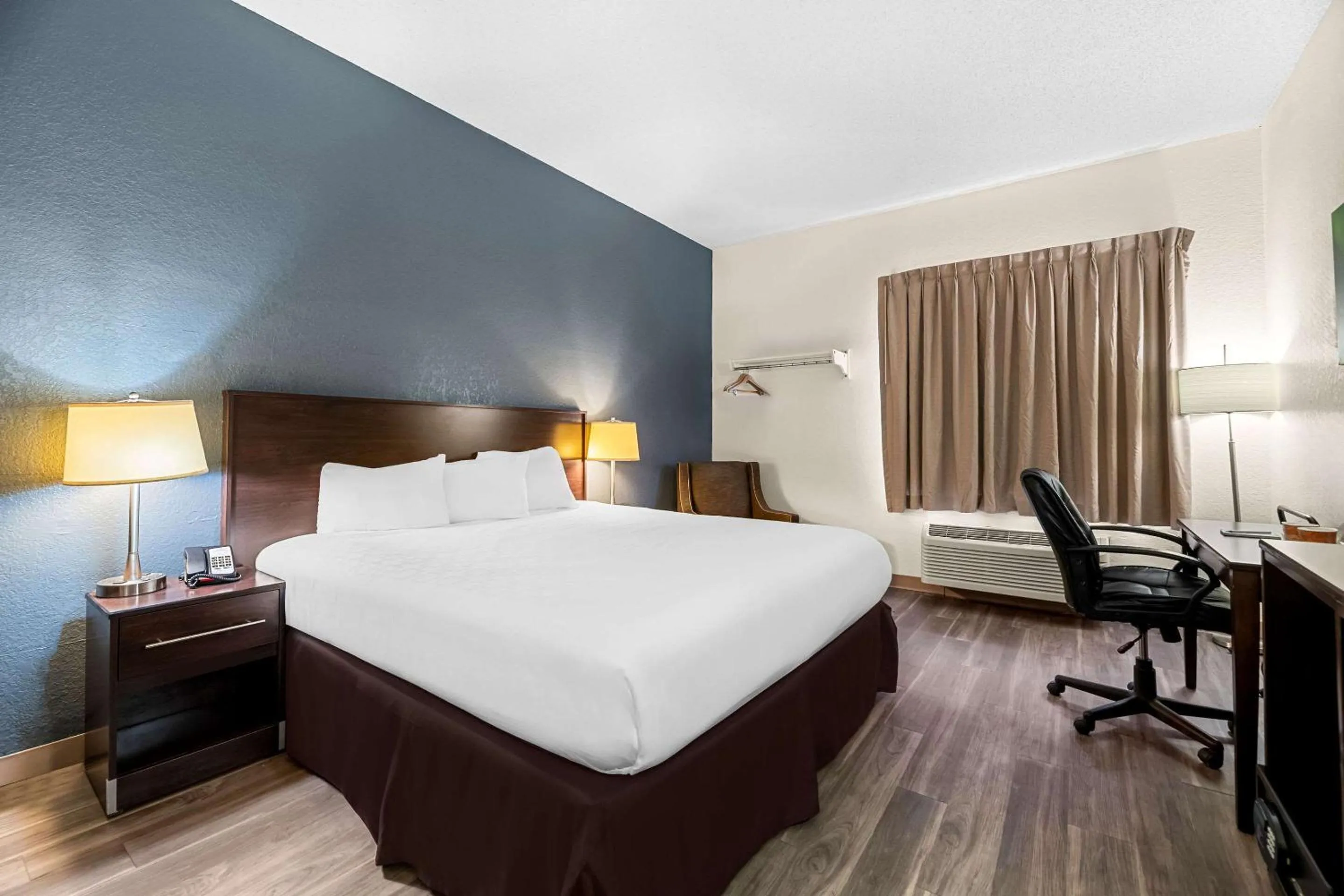 Bedroom, Bed in OYO Townhouse Orlando West