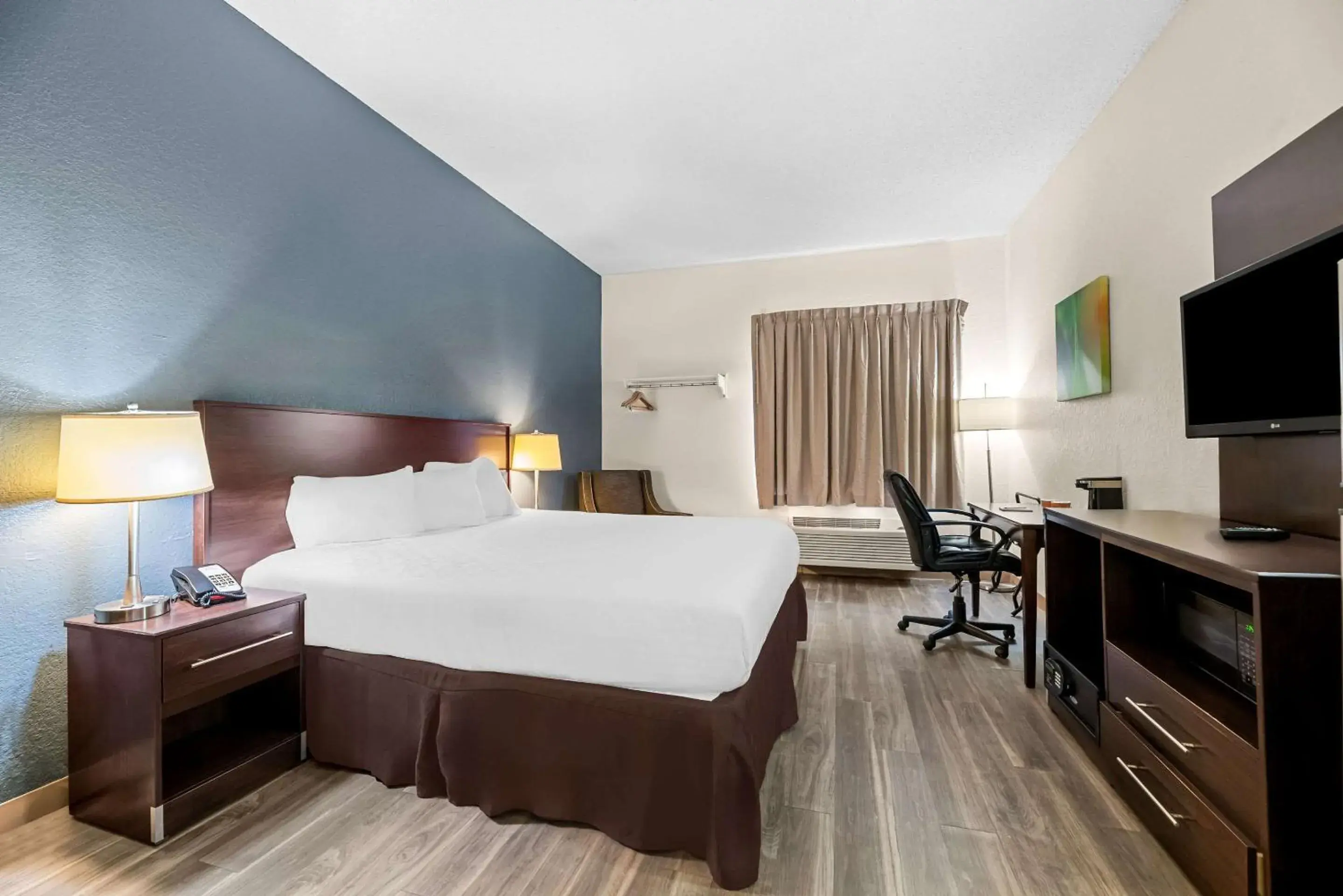 Bedroom, Bed in Suburban Studios Orlando - Ocoee-Winter Garden Bedroom, Bed in Suburban Studios Orlando - Ocoee-Winter Garden