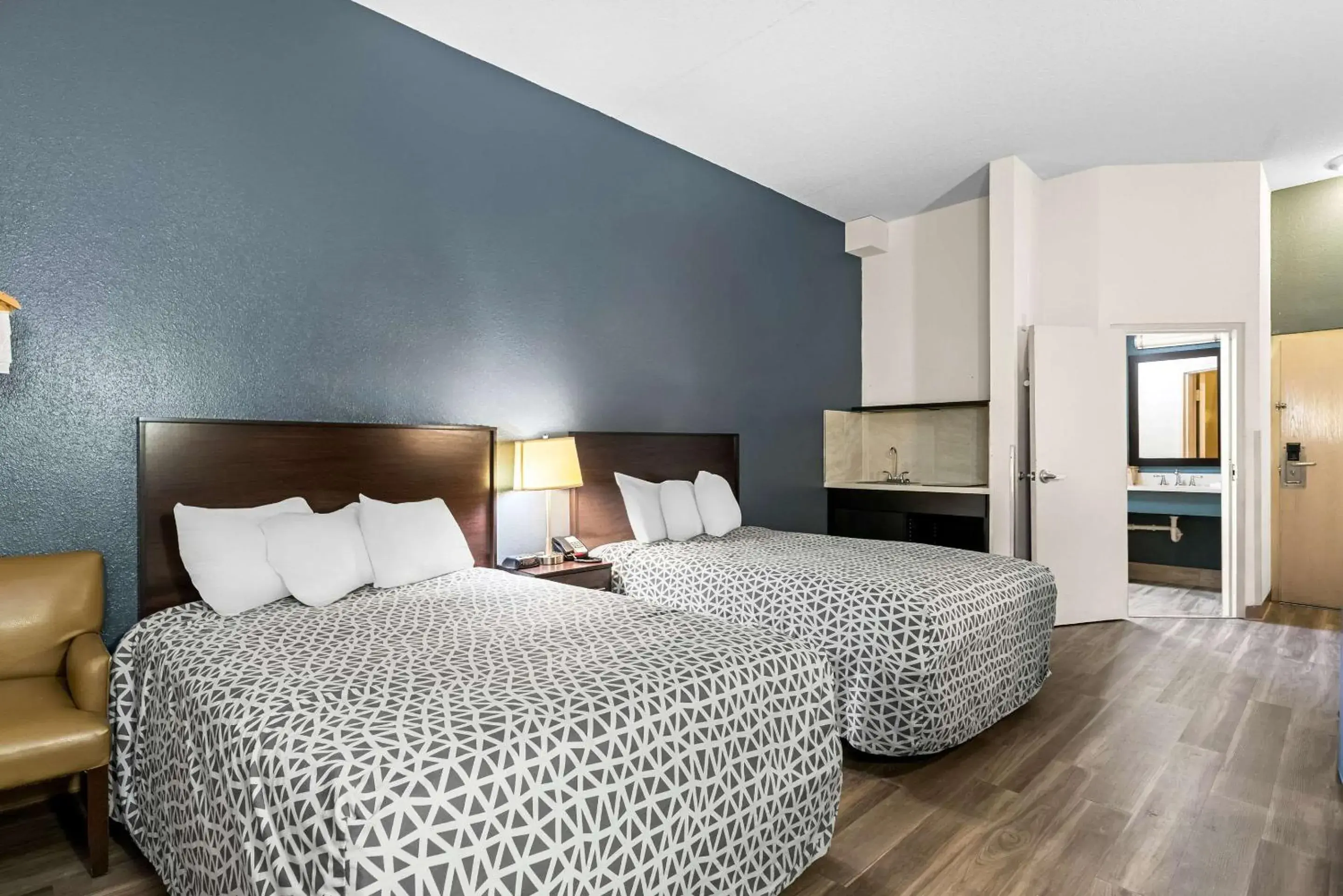 Bedroom, Bed in Suburban Studios Orlando - Ocoee-Winter Garden Bedroom, Bed in Suburban Studios Orlando - Ocoee-Winter Garden