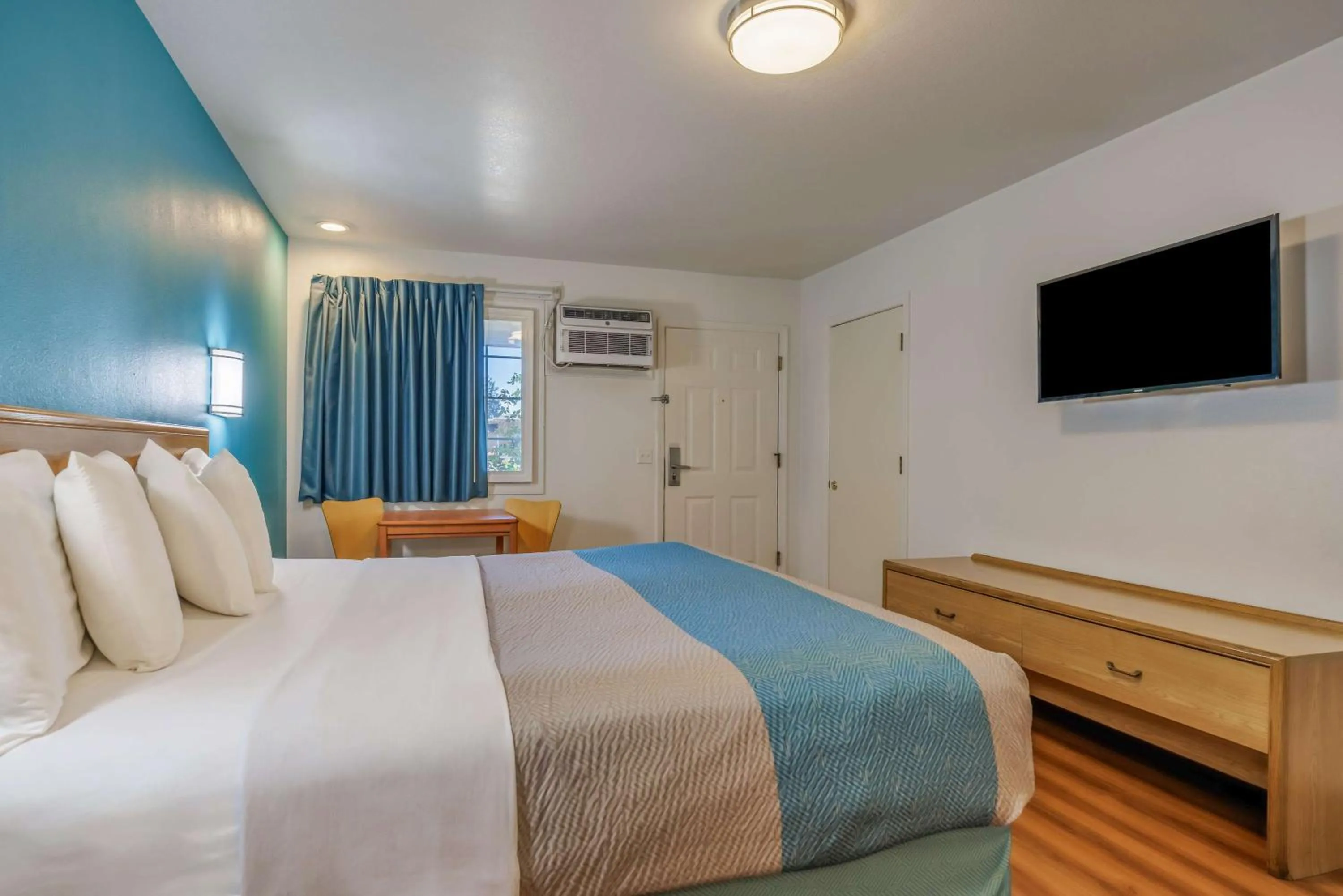 Bedroom, Bed in Motel 6-Canby, OR