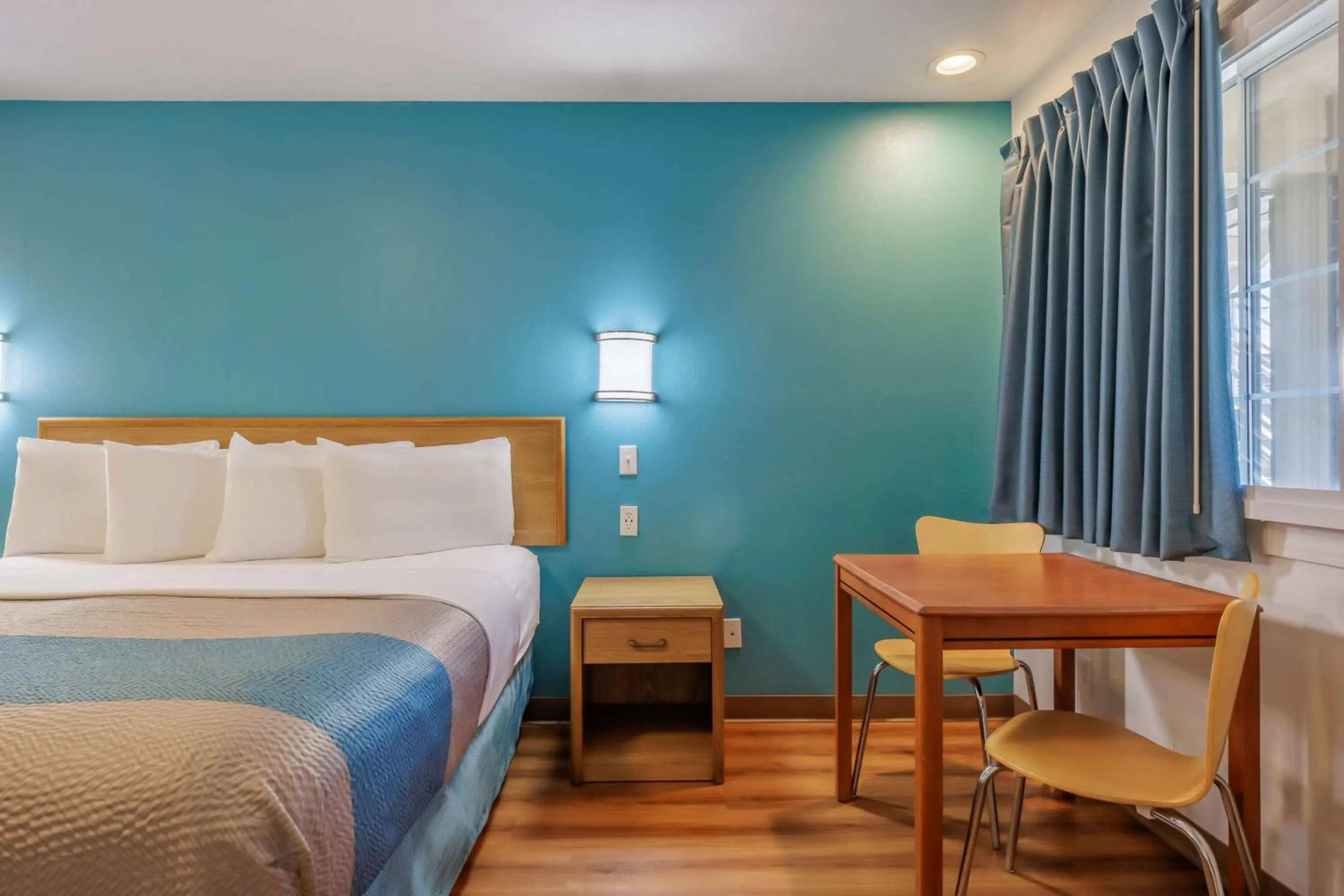 Bedroom, Bed in Motel 6-Canby, OR