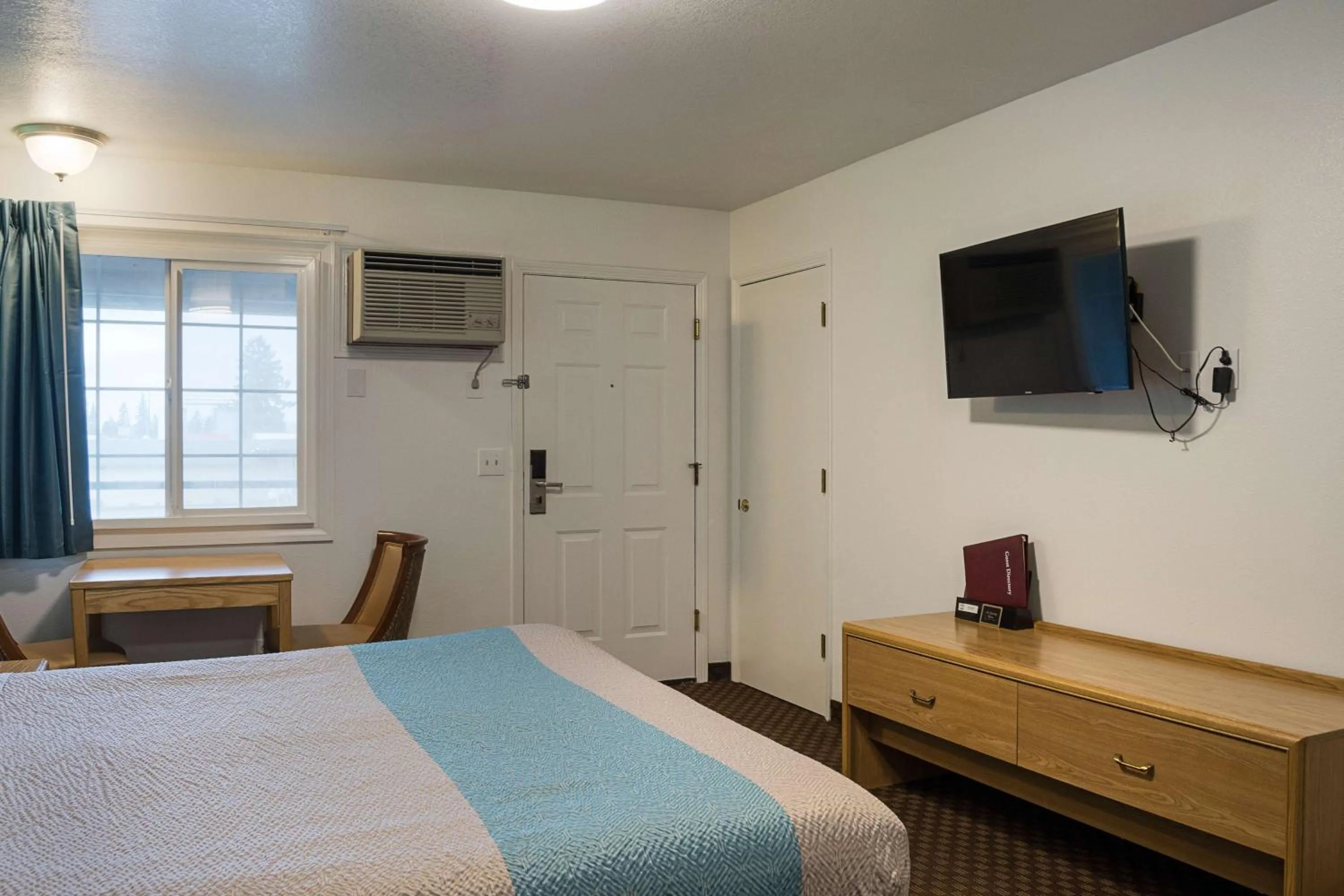 Photo of the whole room, Bed in Motel 6-Canby, OR