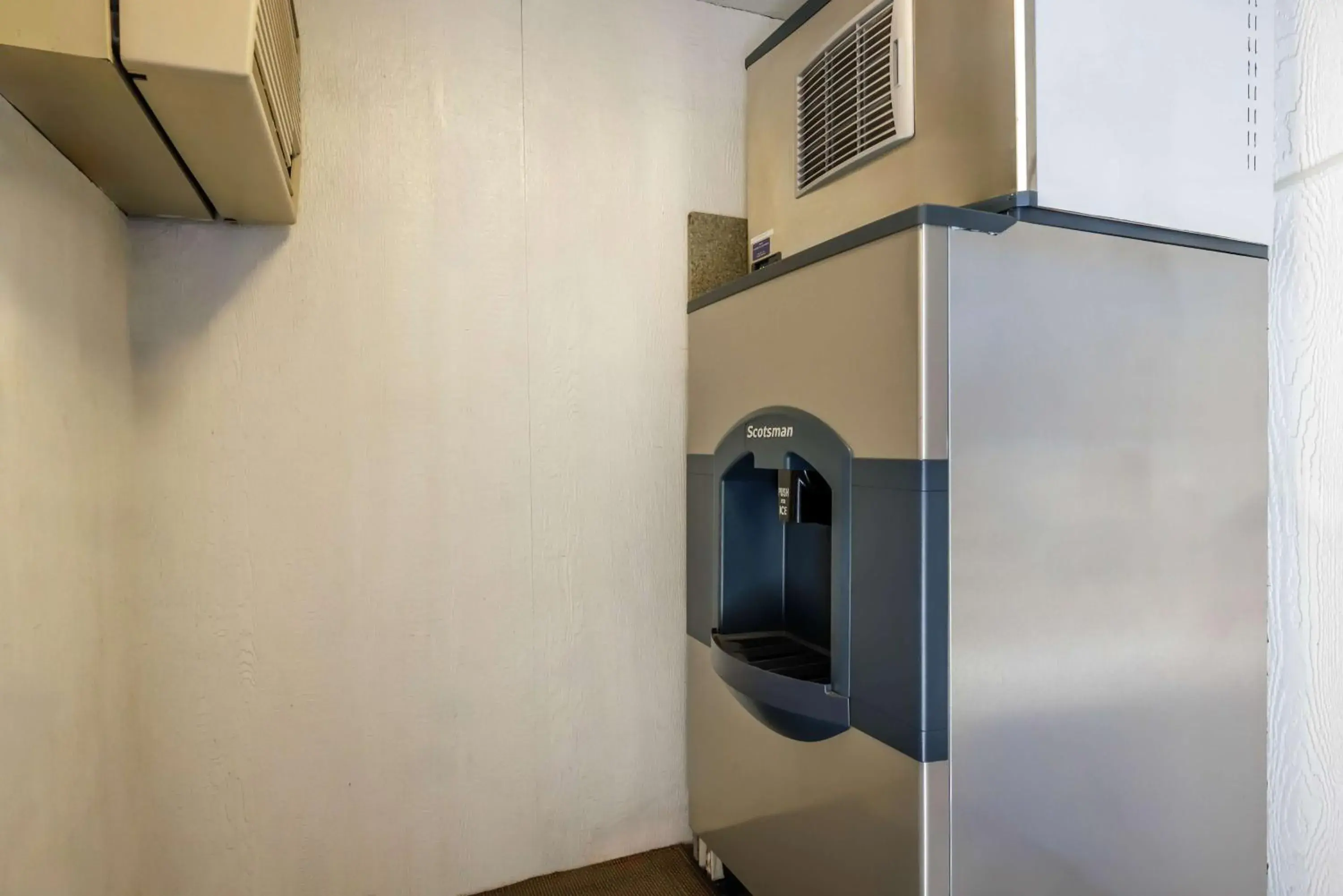 Property building in Motel 6-Canby, OR Property building in Motel 6-Canby, OR