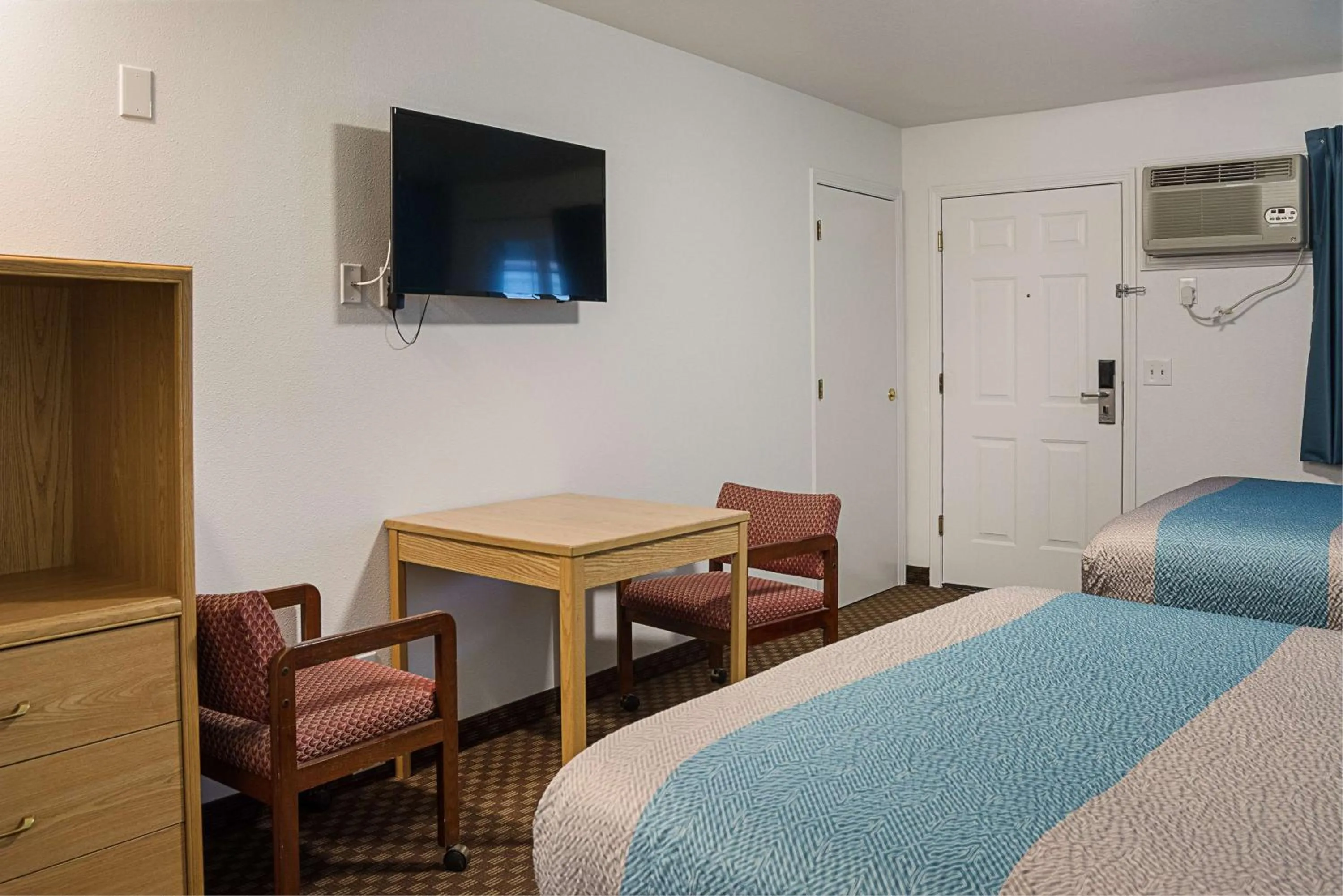 Photo of the whole room, Bed in Motel 6-Canby, OR