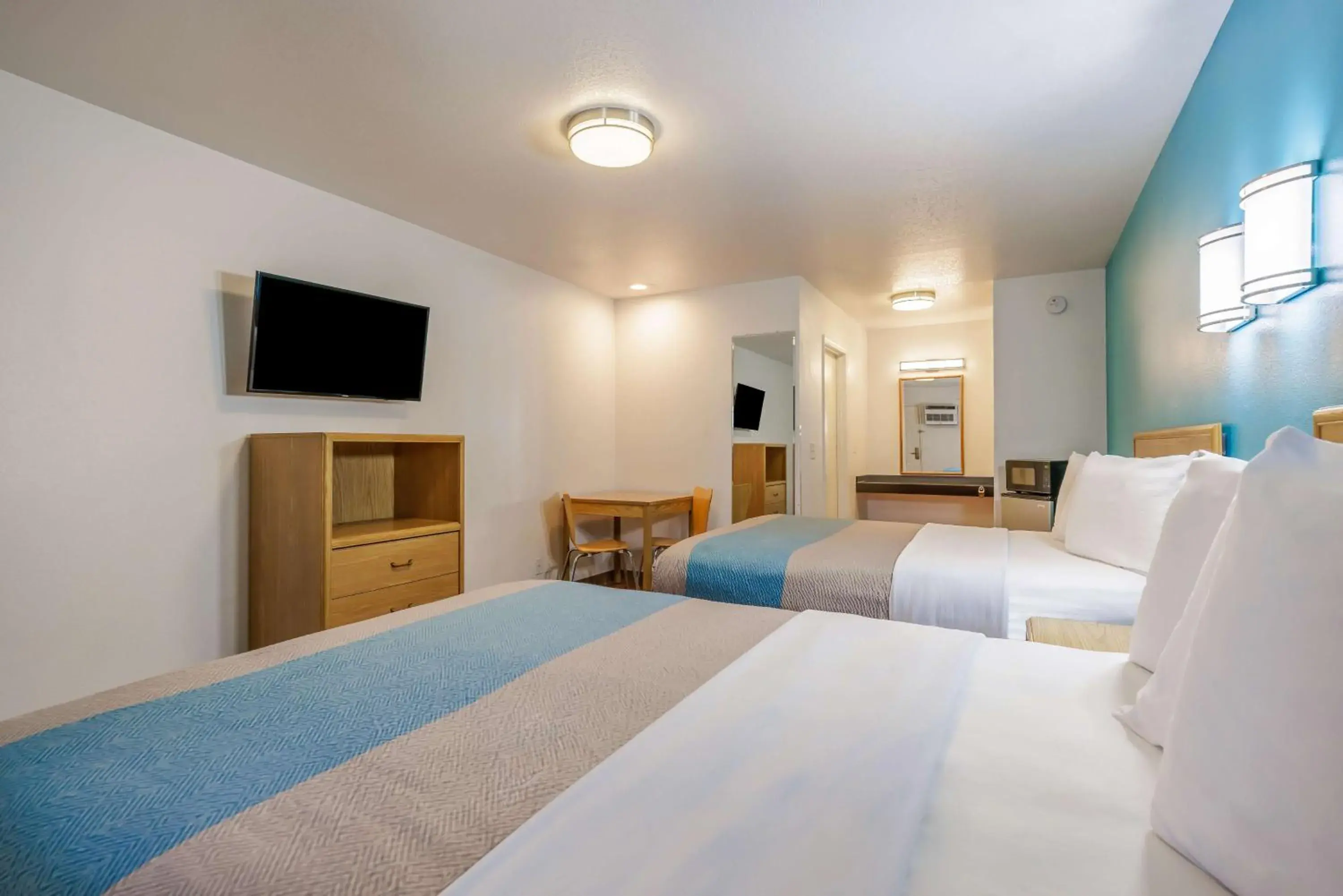 Deluxe Queen Room with Two Queen Beds - Non-Smoking in Motel 6-Canby, OR Deluxe Queen Room with Two Queen Beds - Non-Smoking in Motel 6-Canby, OR