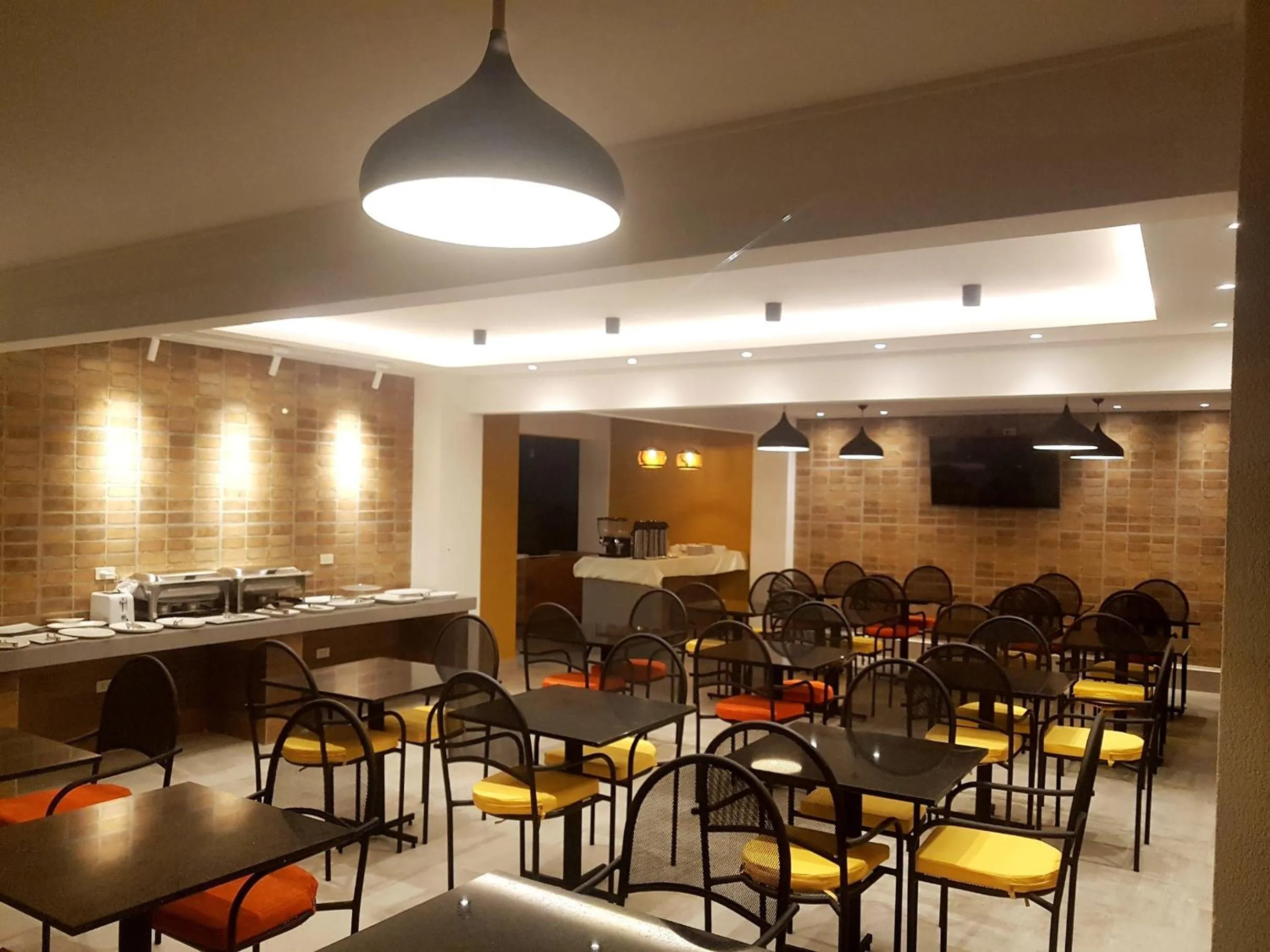 Restaurant/places to eat in Premium Suites Deluxe Aparthotel Equipetrol