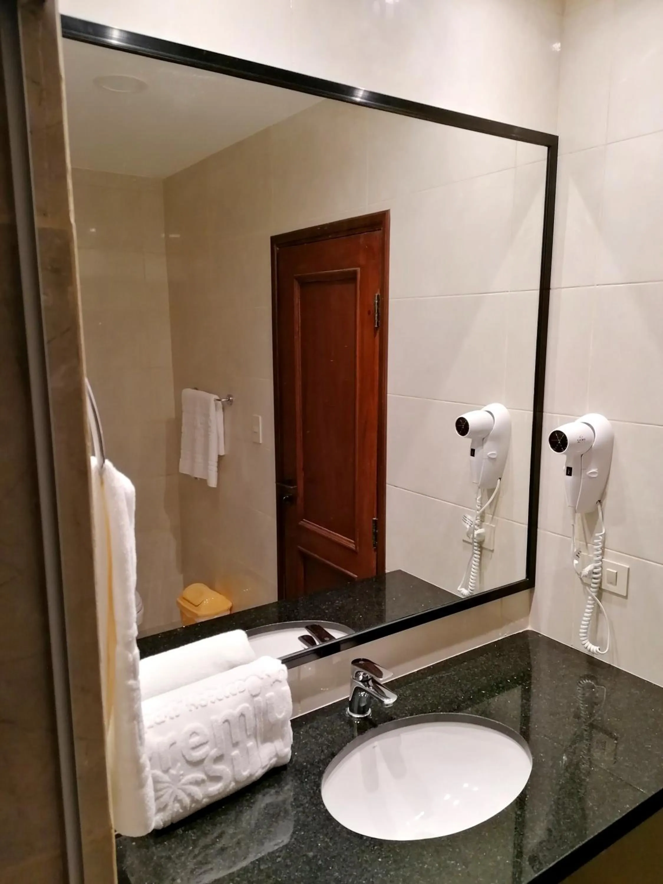 Bathroom in Premium Suites Deluxe Aparthotel Equipetrol