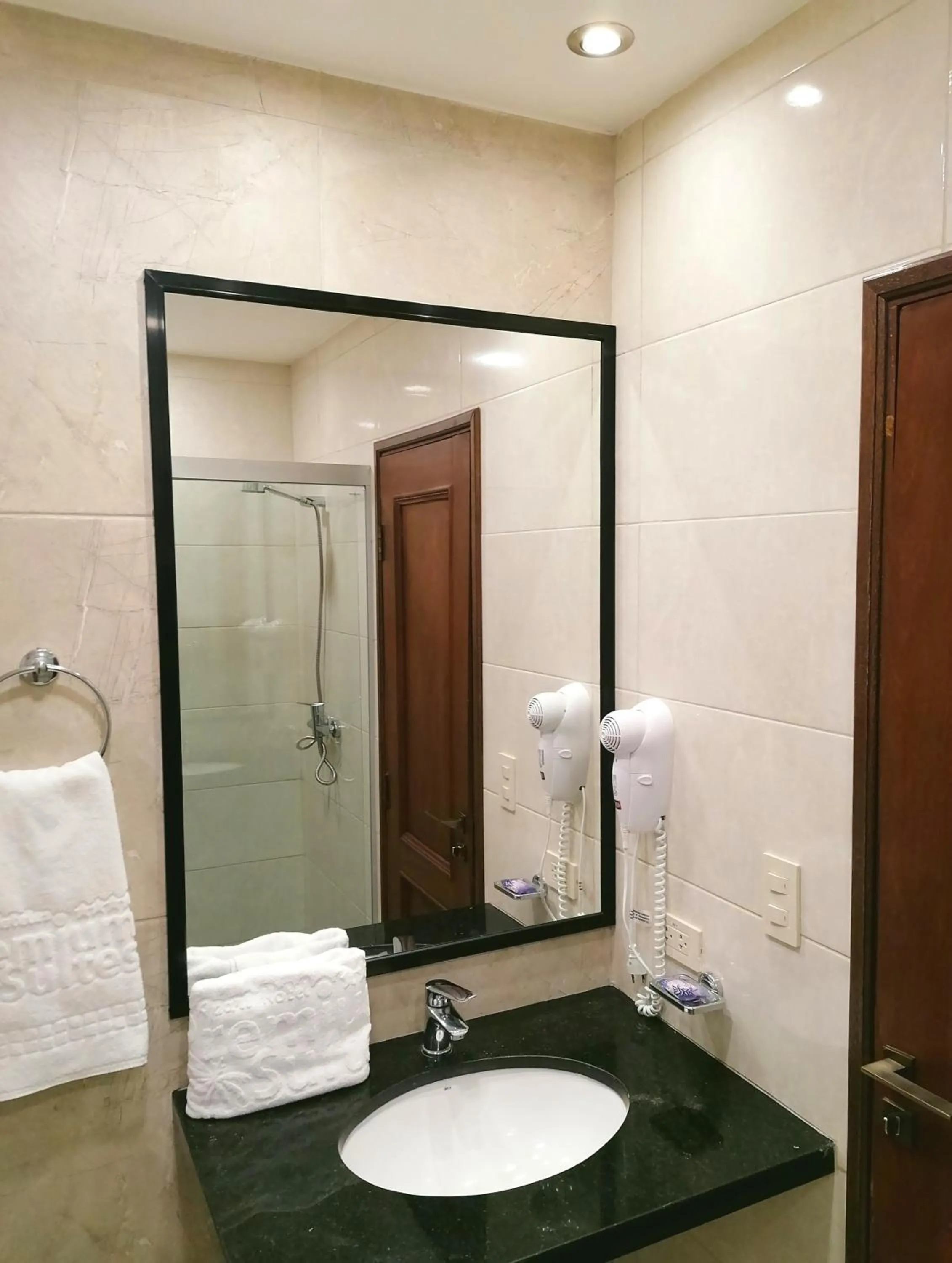 Bathroom in Premium Suites Deluxe Aparthotel Equipetrol