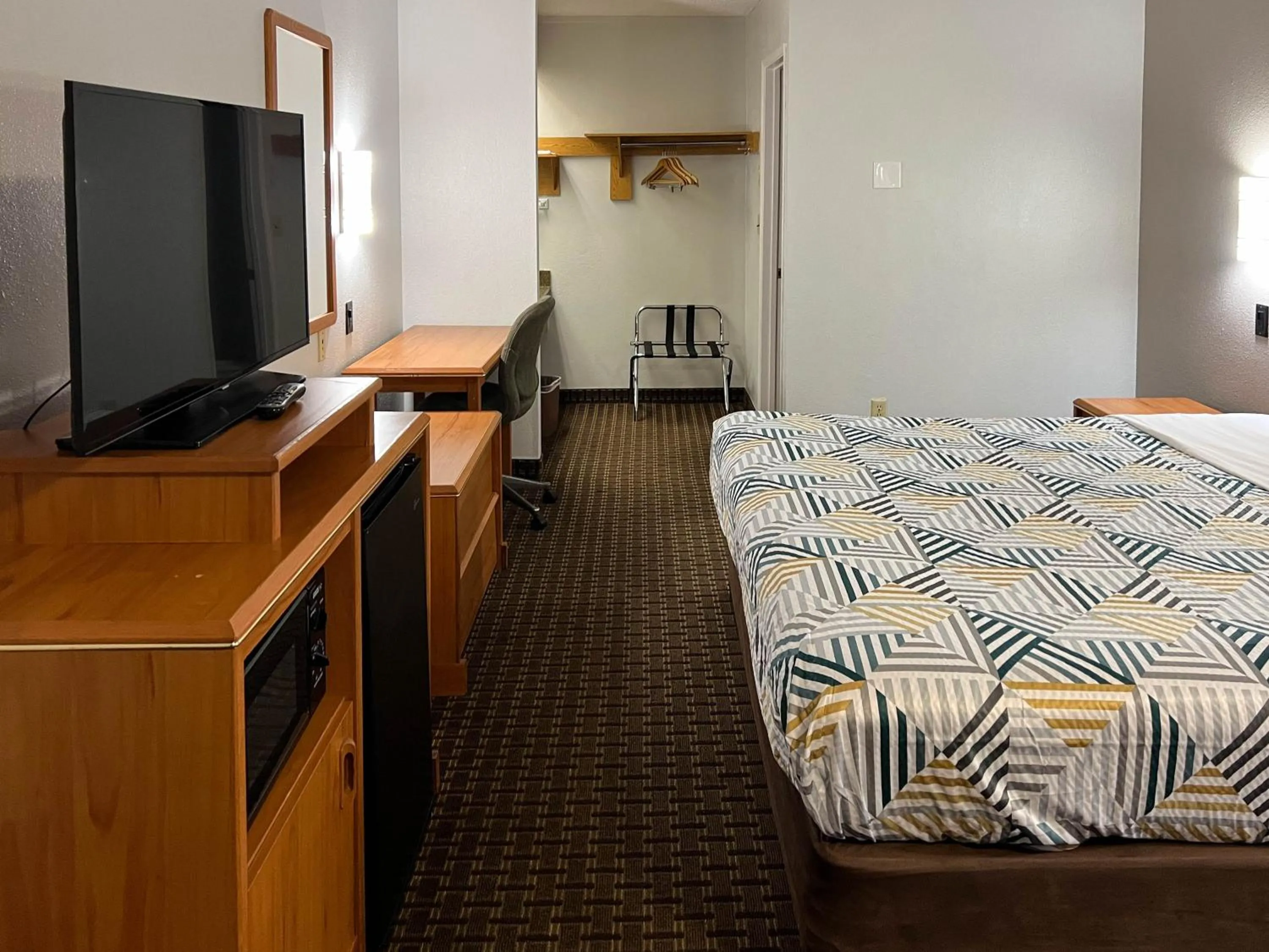 Photo of the whole room, Bed in Motel 6 Portland OR Southeast