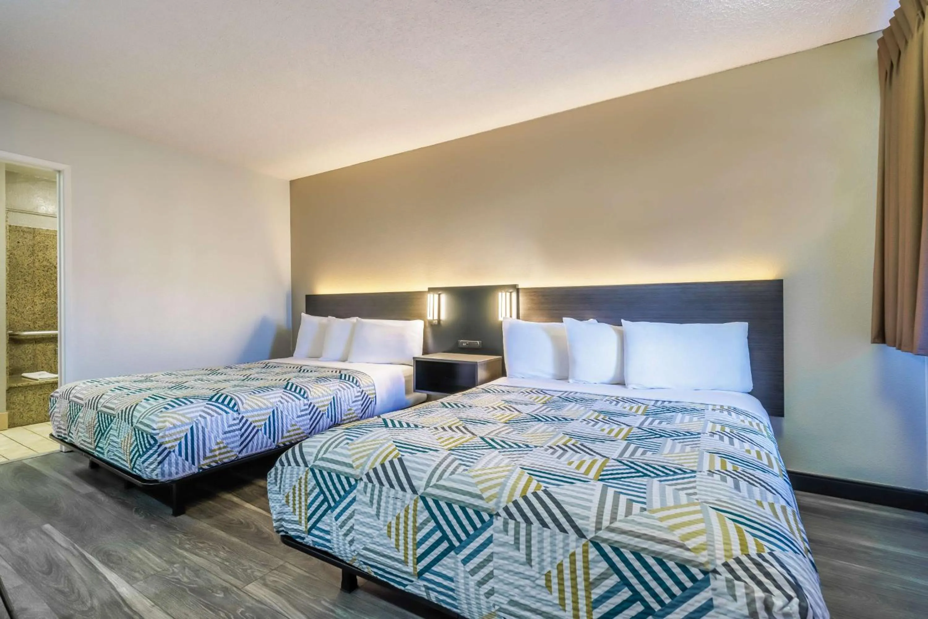 Bedroom, Bed in Motel 6 Portland OR Southeast