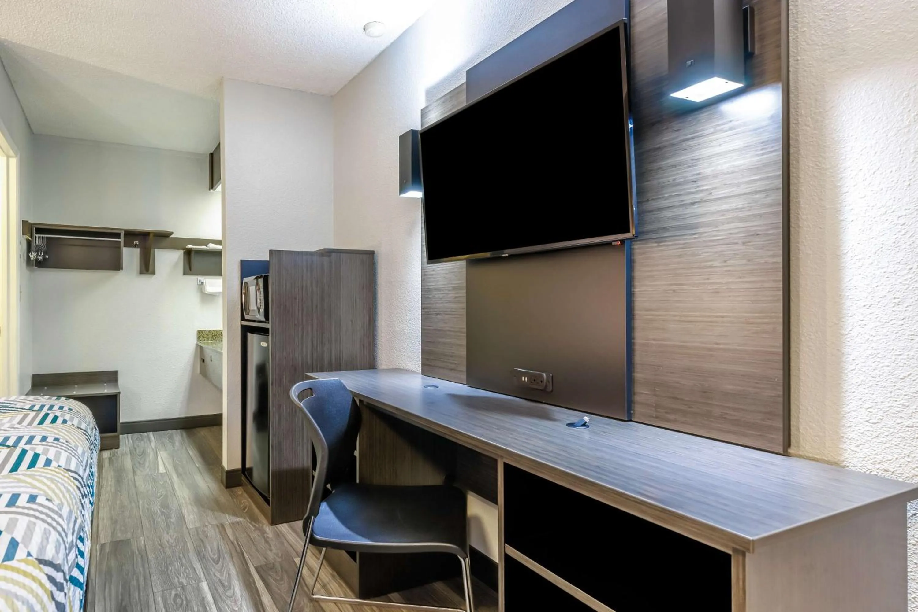 Bedroom in Motel 6 Portland OR Southeast