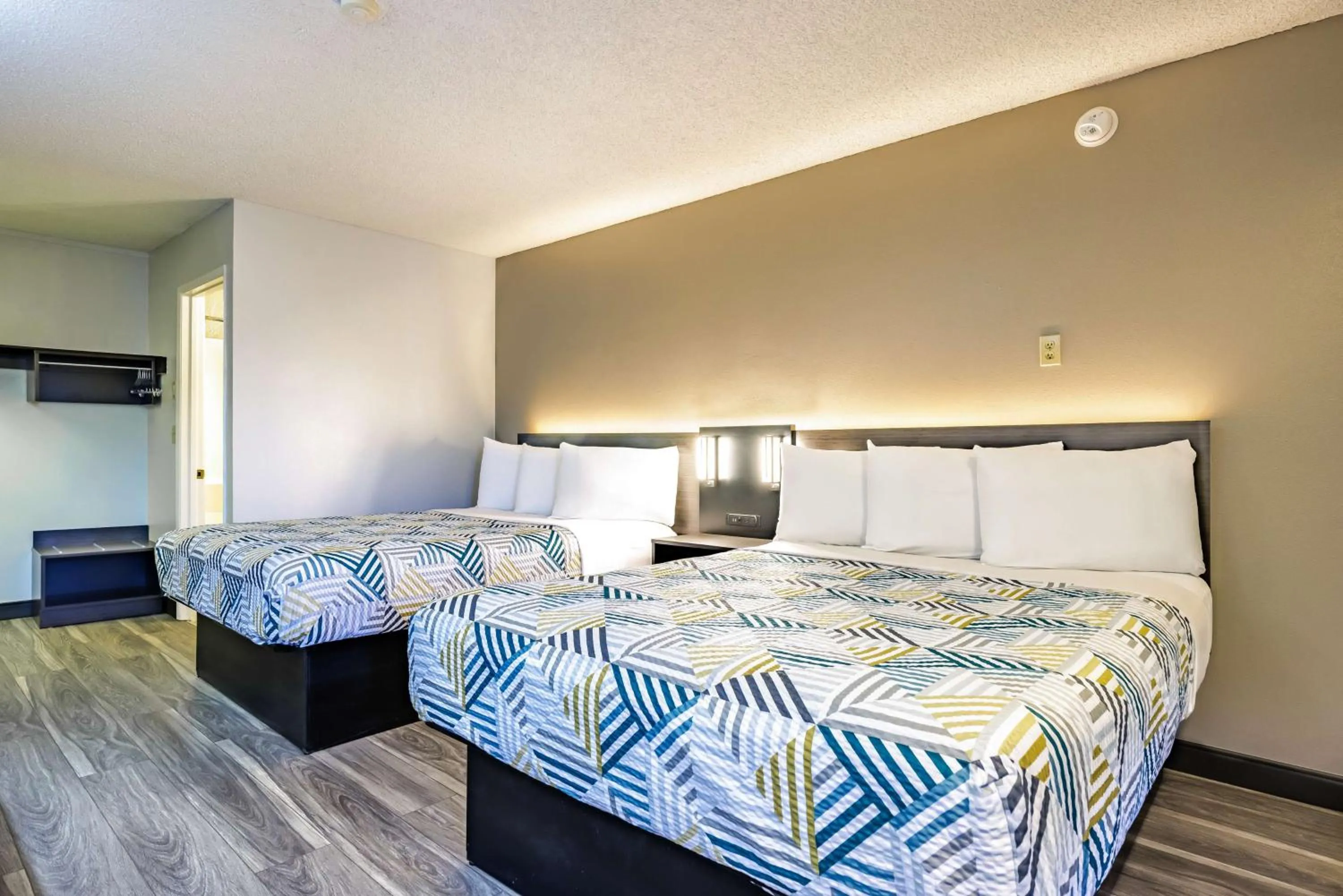 Bedroom, Bed in Motel 6 Portland OR Southeast