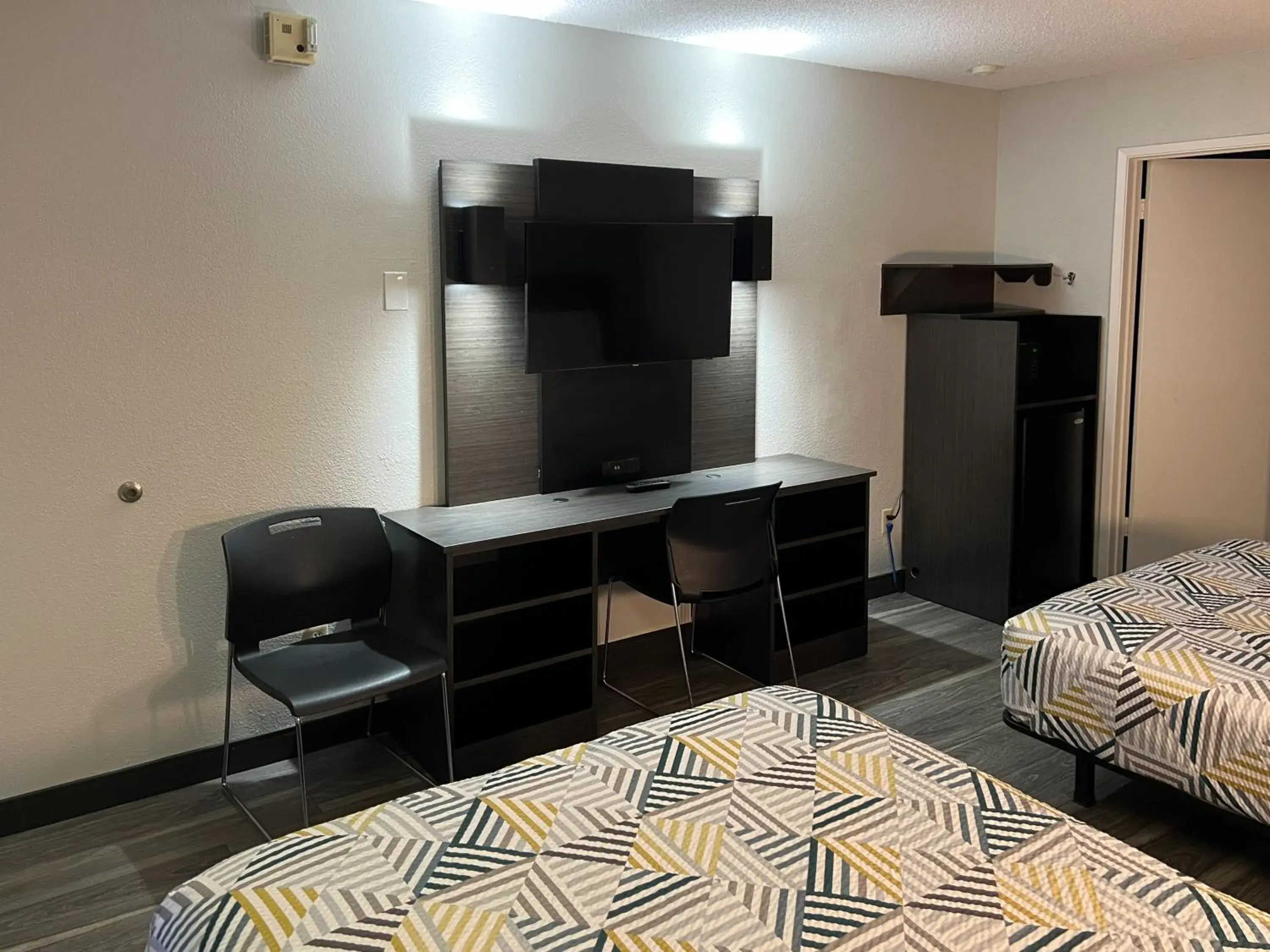 Queen Room with Two Queen Beds - Non-Smoking in Motel 6 Portland OR Southeast Queen Room with Two Queen Beds - Non-Smoking in Motel 6 Portland OR Southeast