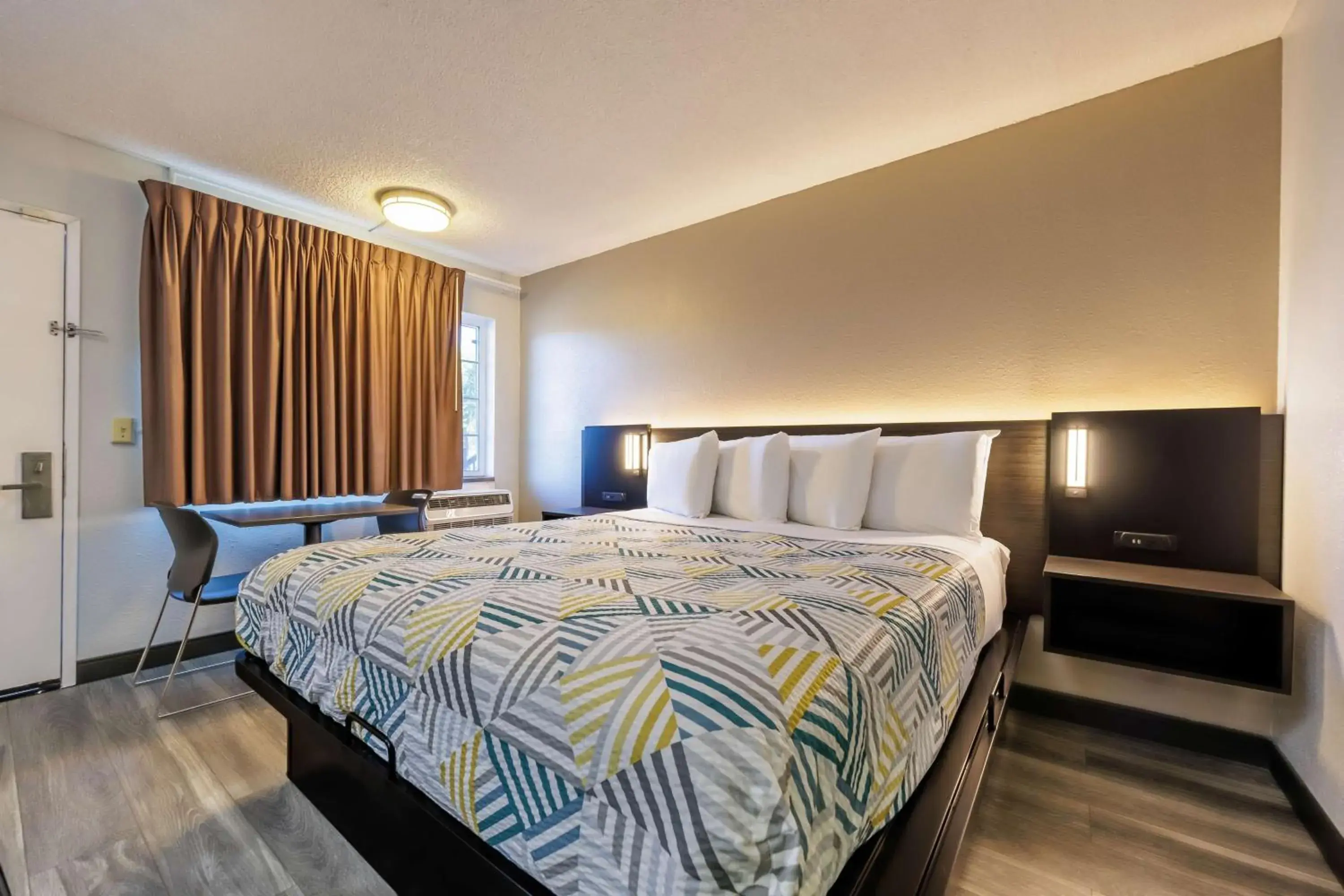 Bedroom, Bed in Motel 6 Portland OR Southeast Bedroom, Bed in Motel 6 Portland OR Southeast