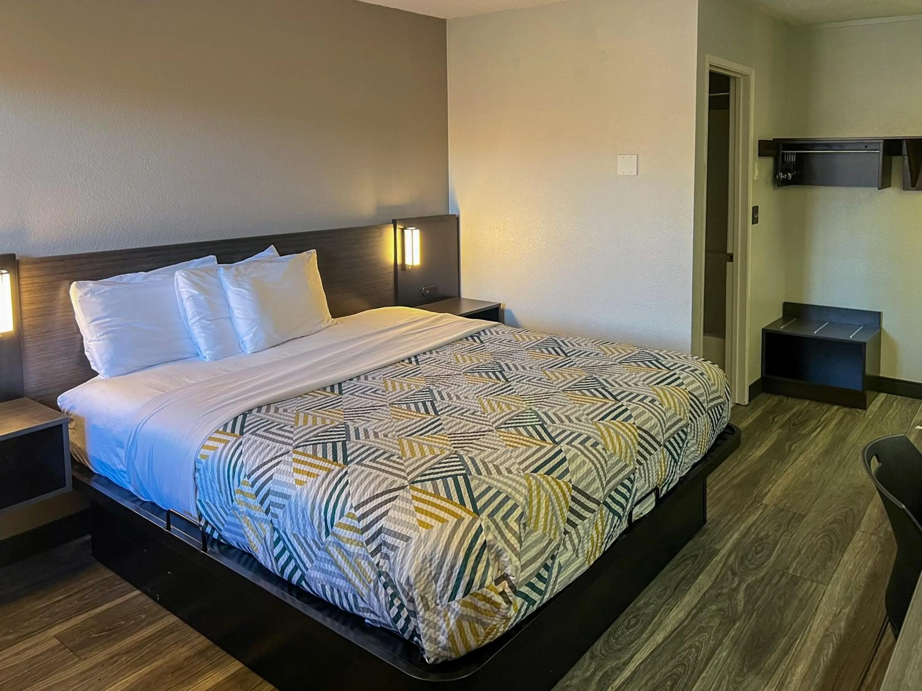 Bedroom, Bed in Motel 6 Portland OR Southeast