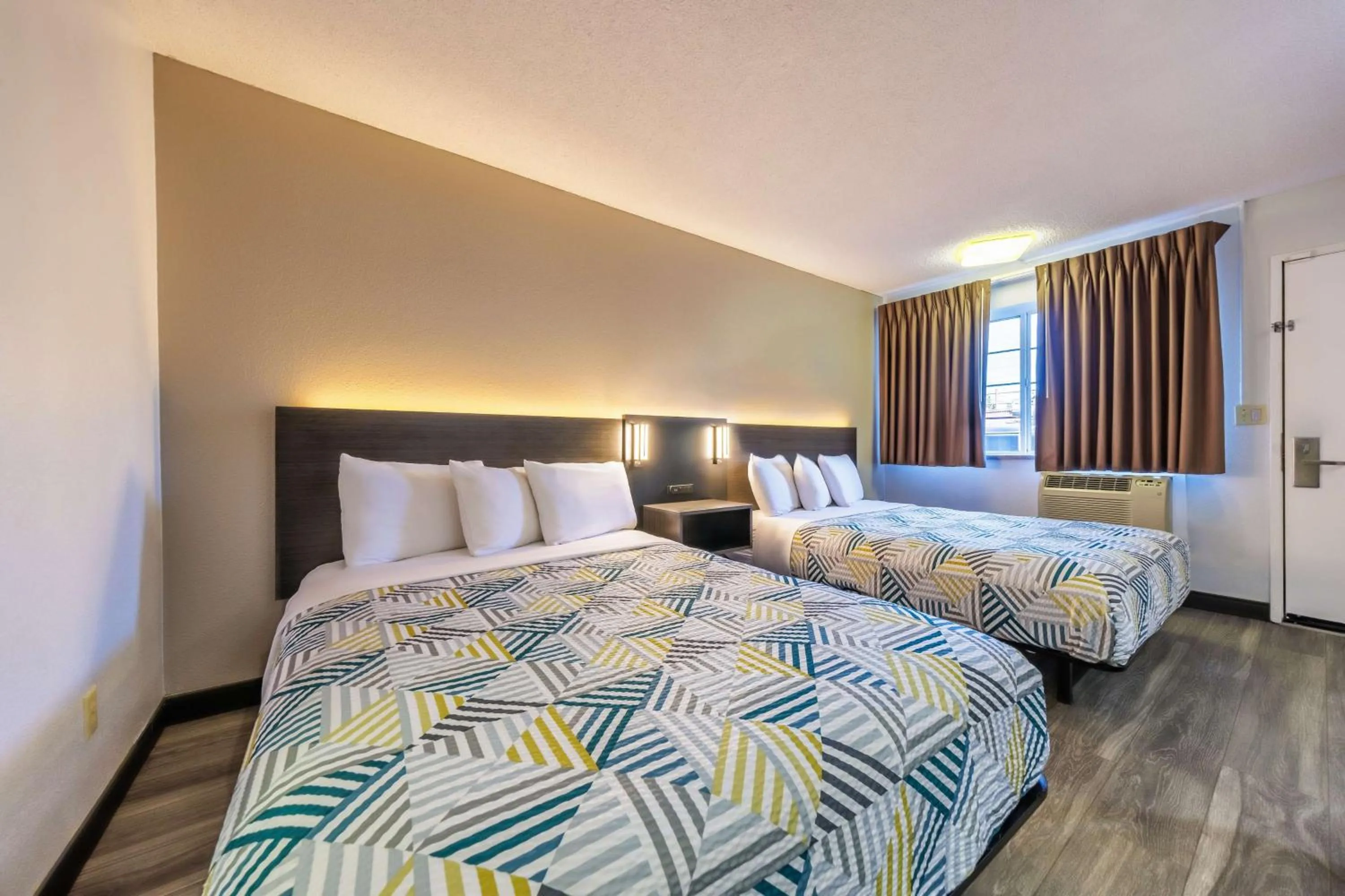 Bedroom, Bed in Motel 6 Portland OR Southeast