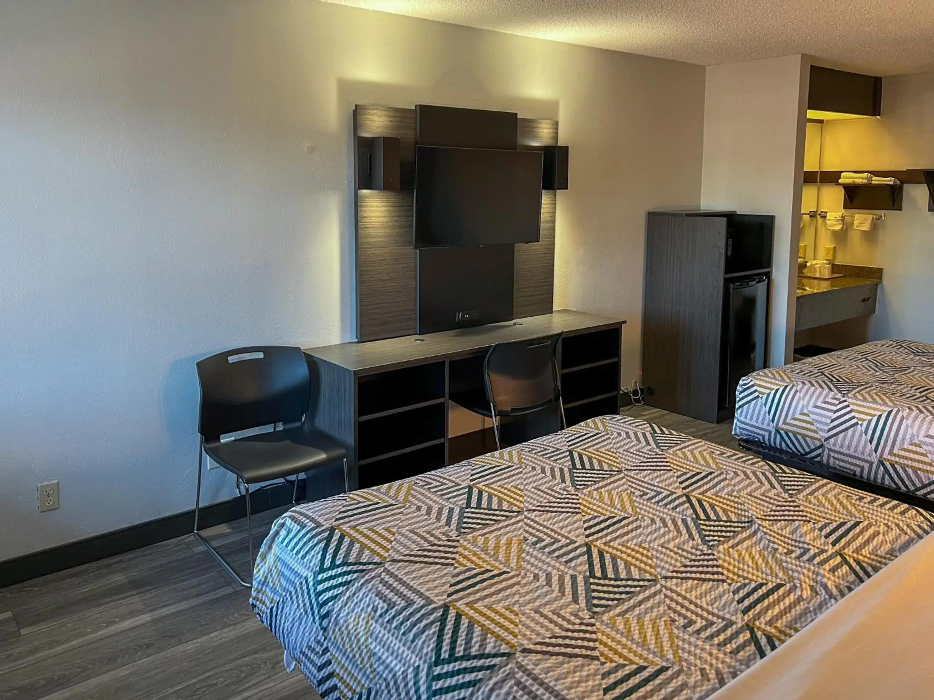 Queen Room with Two Queen Beds - Disability Access - Non-Smoking in Motel 6 Portland OR Southeast Queen Room with Two Queen Beds - Disability Access - Non-Smoking in Motel 6 Portland OR Southeast