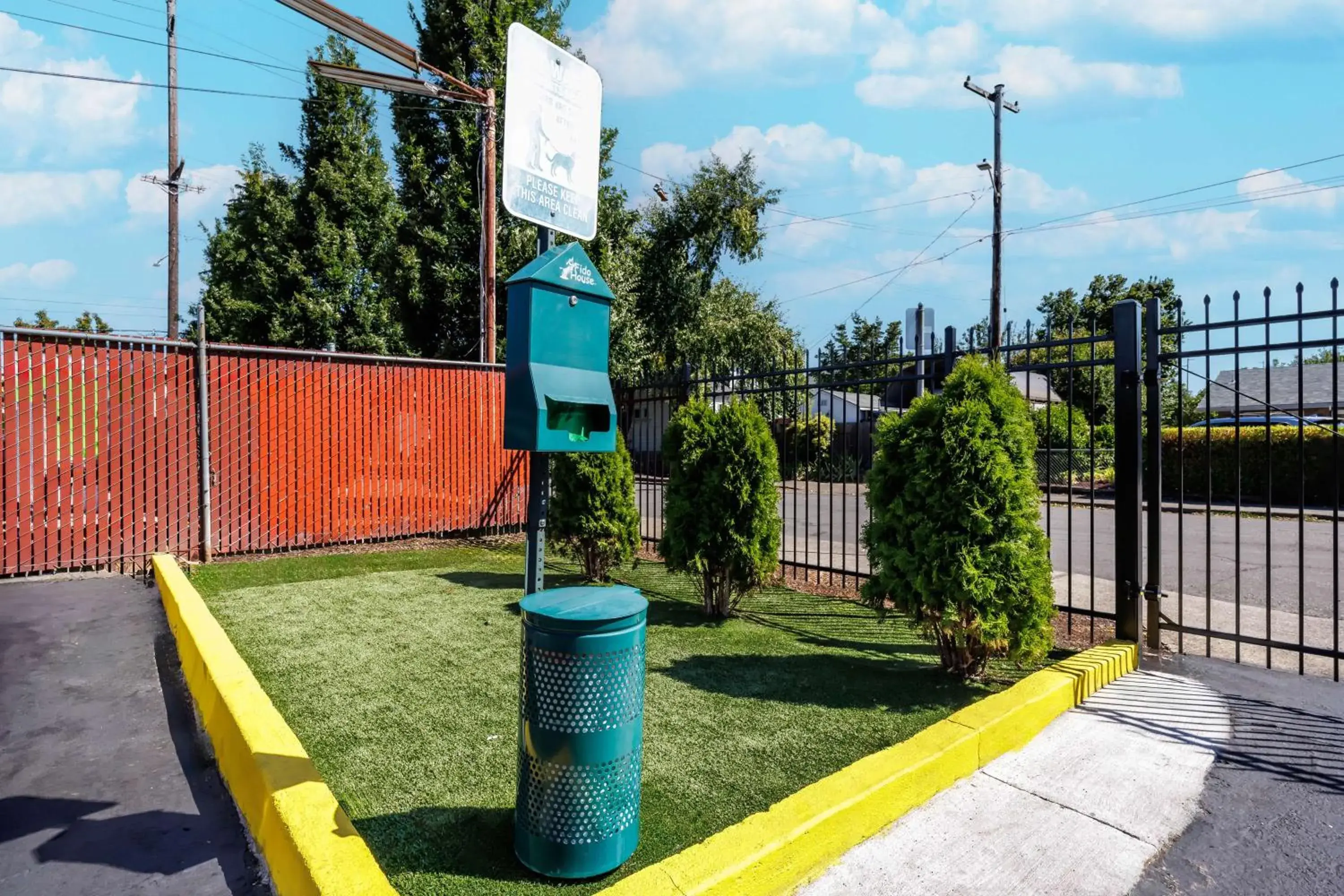 Property building in Motel 6 Portland OR Southeast Property building in Motel 6 Portland OR Southeast