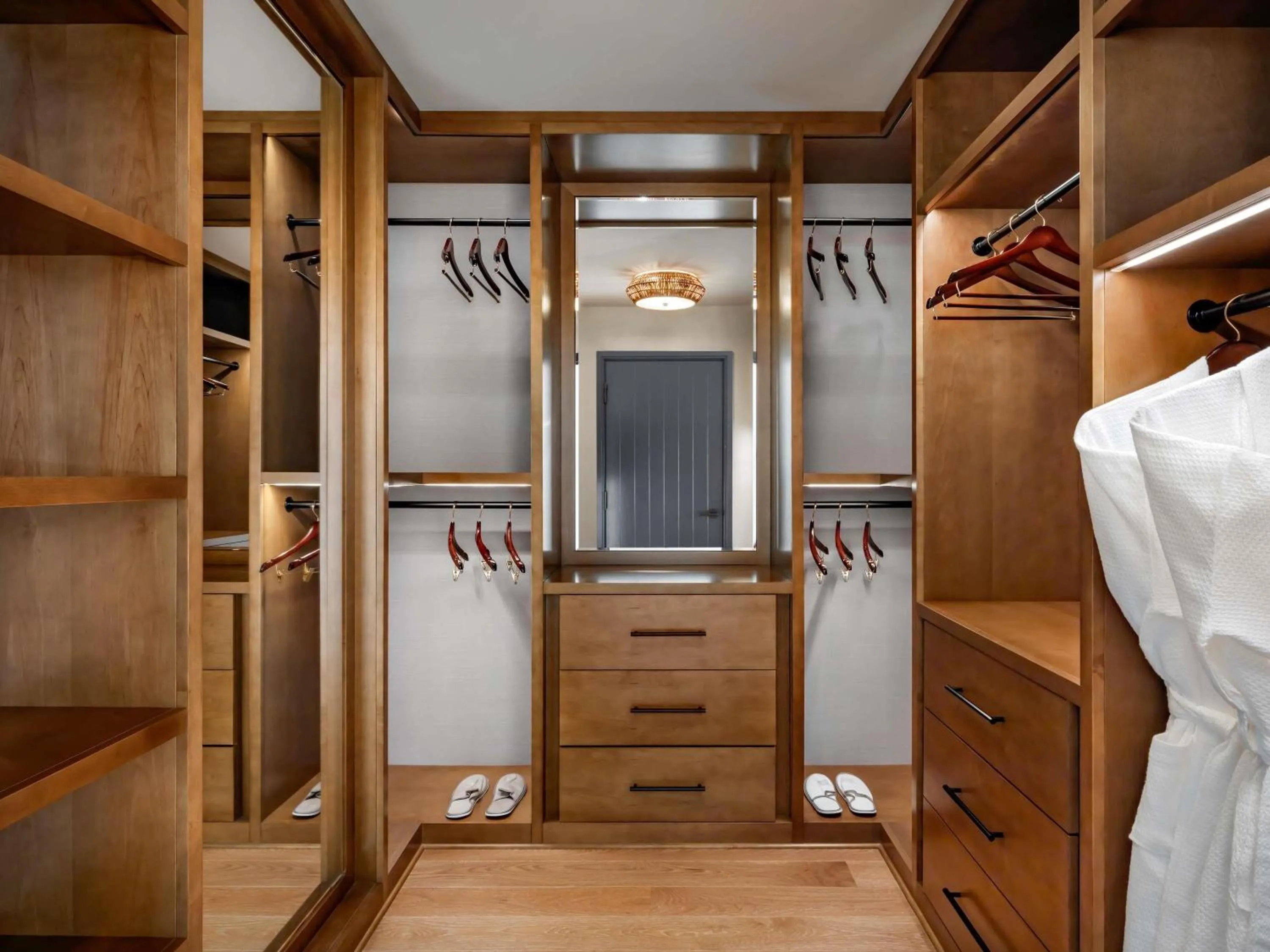 Bedroom, Bed in Fairmont Kea Lani, Maui