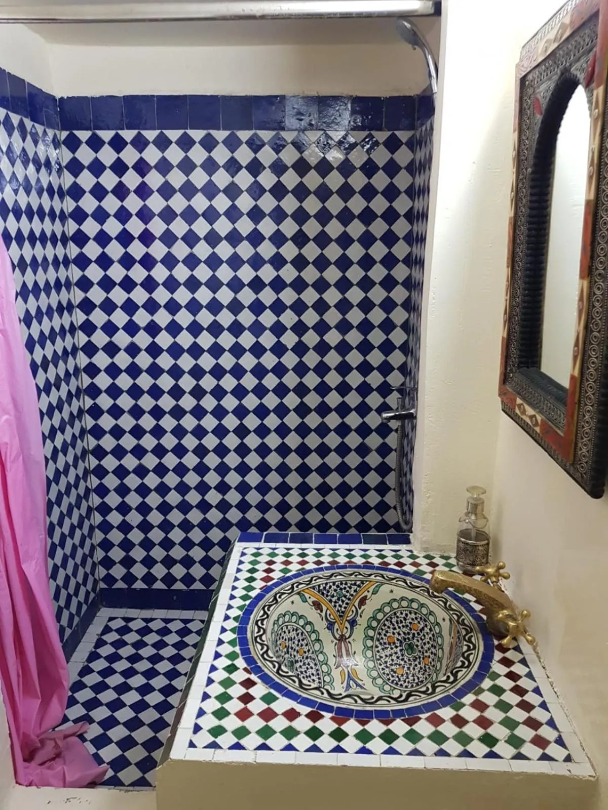 Shower in Dar Atlantic