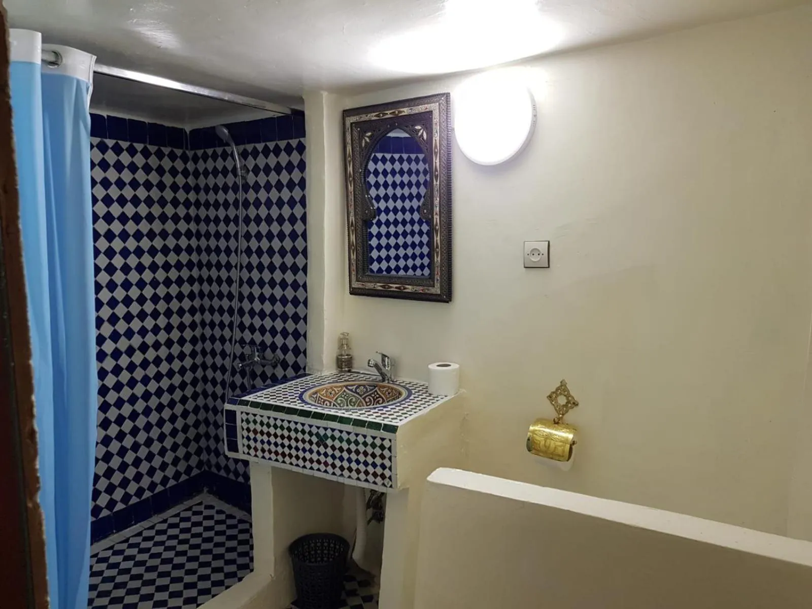 Shower in Dar Atlantic