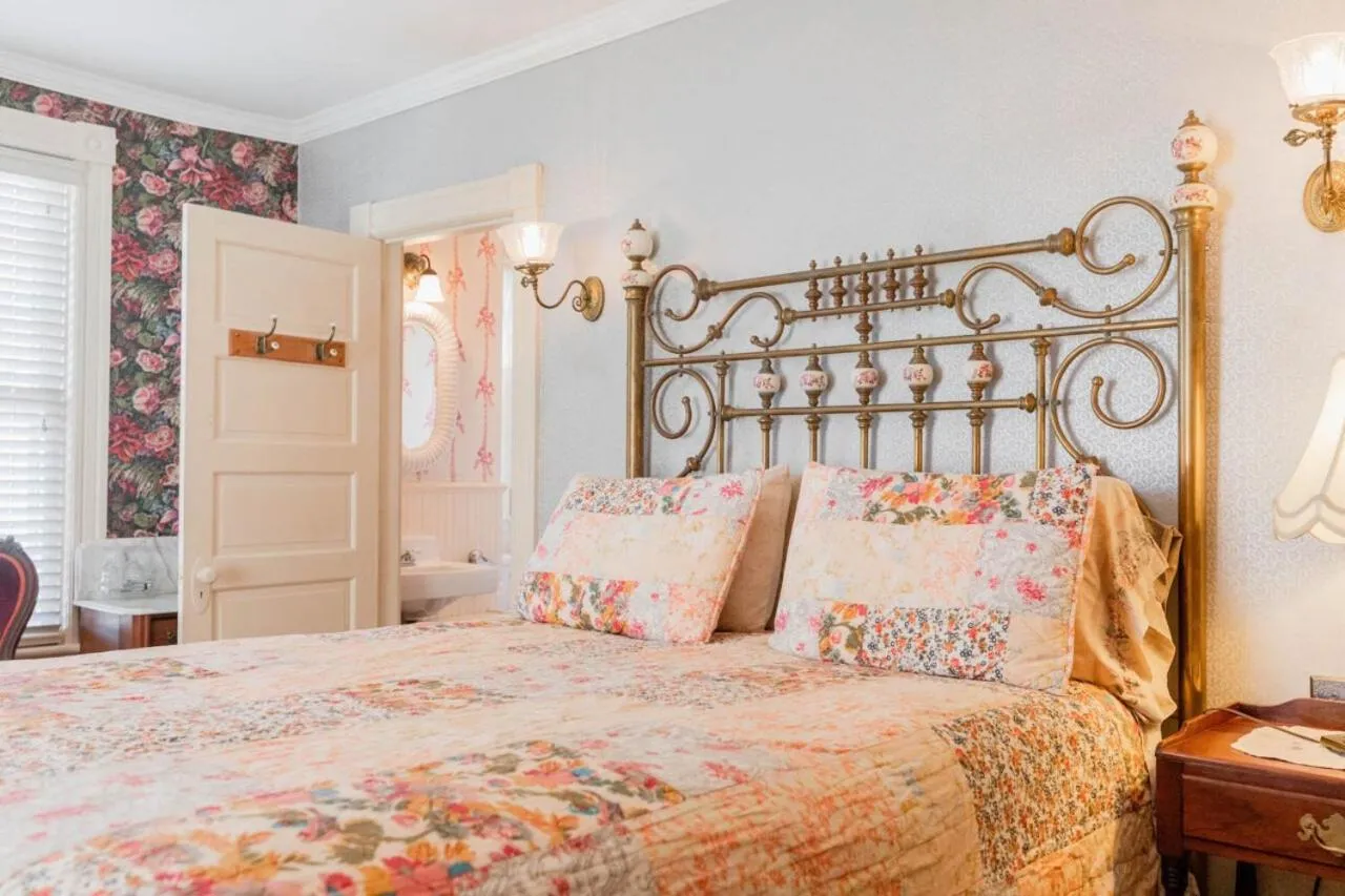 Bedroom, Bed in Captain Mey's Inn